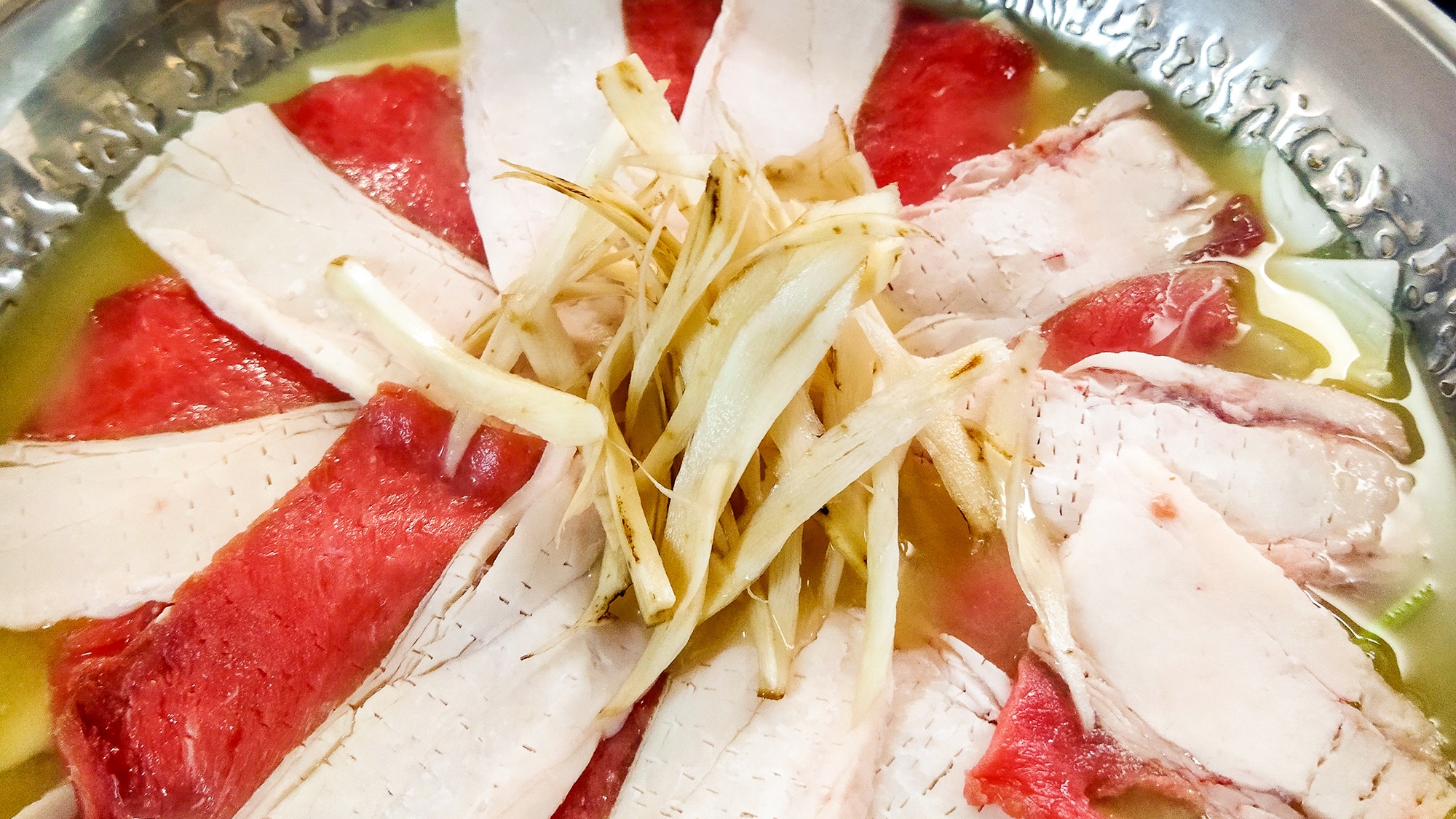 [หมูป่าตุ๋น] เราเสิร์ฟหมูป่า ไม่ใช่หมูเลี้ยง จับมาจากภูเขา นำมาตุ๋นในหม้อไฟ เชิญลิ้มลองความอร่อยจากขุมทรัพย์แห่งภูเขาอย่างเต็มที่