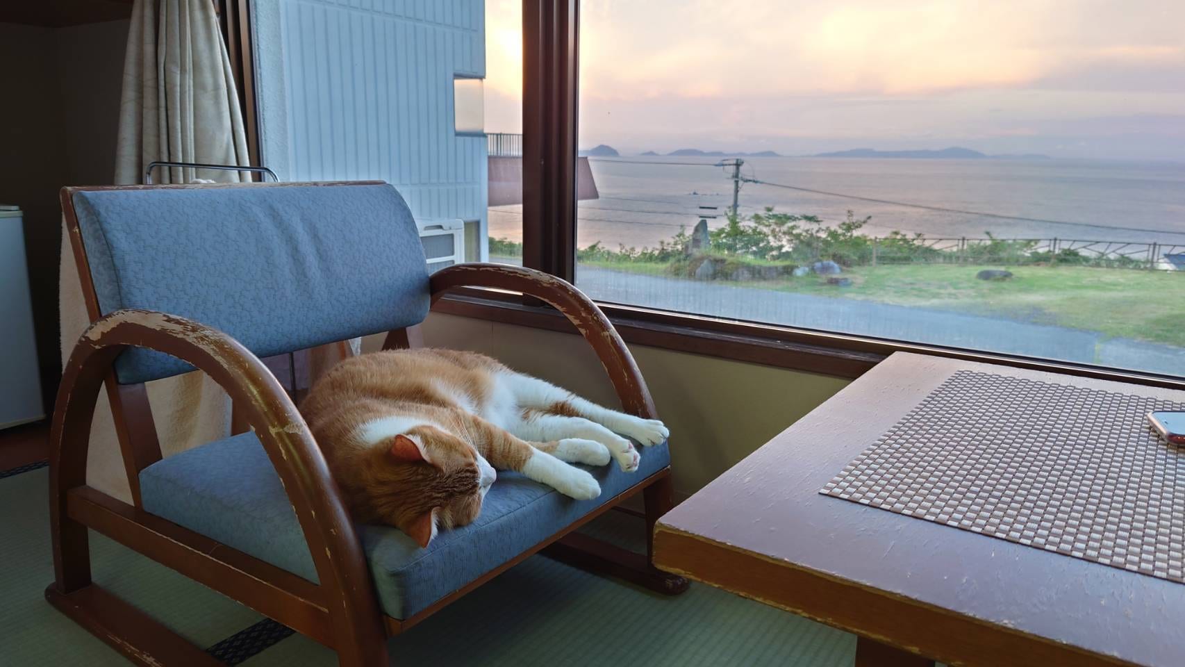 Relaxing while looking at the sea (*^-^*)