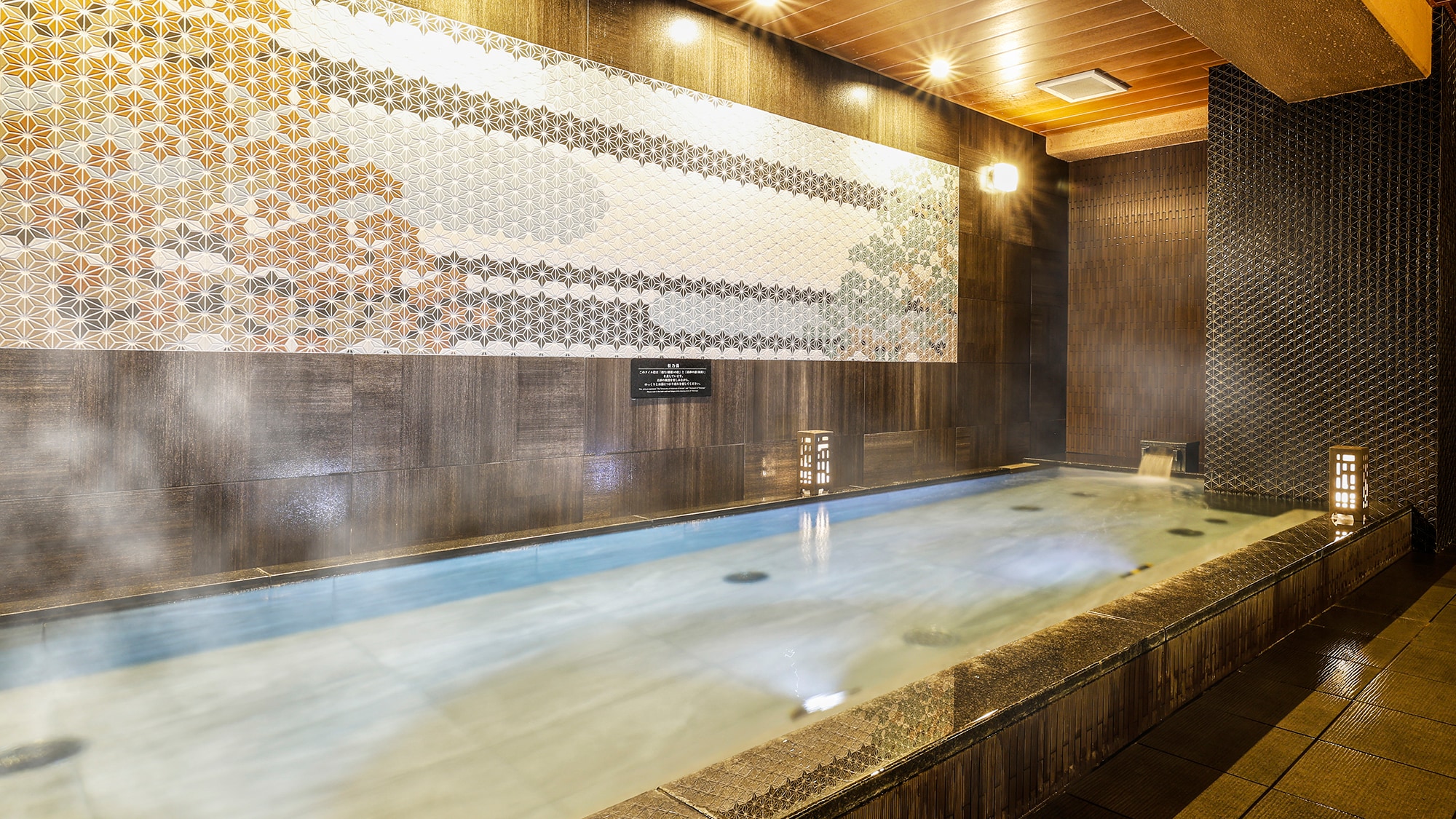 <Men only> [Large public bath] If you soak up to your shoulders, your fatigue will slowly melt away.