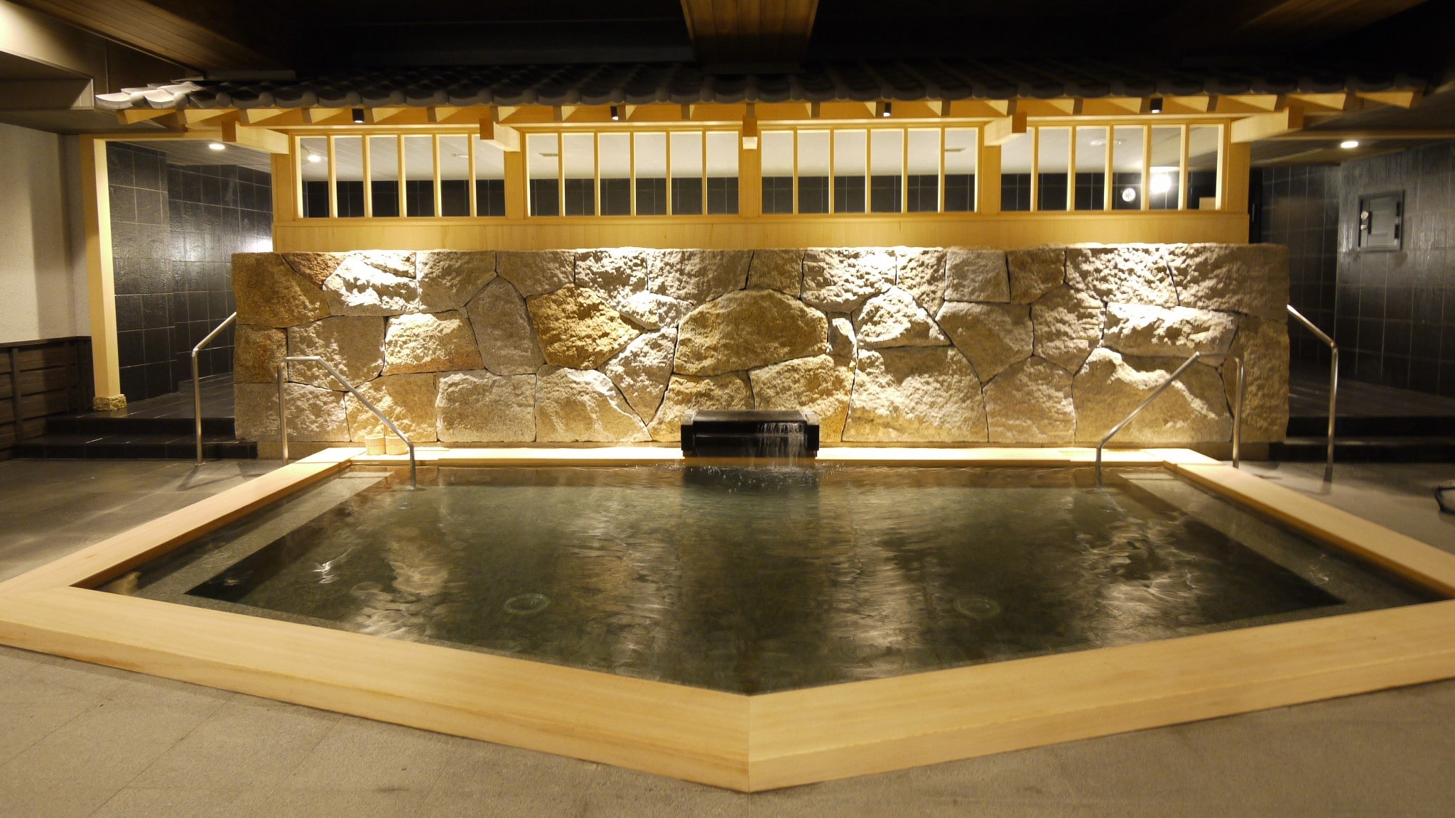 ＜天然温泉　華楽（かぐら）の湯＞　檜風呂　樹木の温もりを感じさせる和みの湯。朝風呂は６時～オープン。