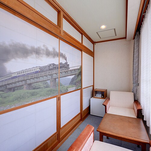 *[Ruang bergaya Jepang di gedung utama dengan 10 tikar tatami (Ruang 212)] Layar shoji menggambarkan kereta SL Banetsu Monogatari melintasi Jembatan Sungai Isobe! Perjalanan daratnya memakan waktu 15 menit.