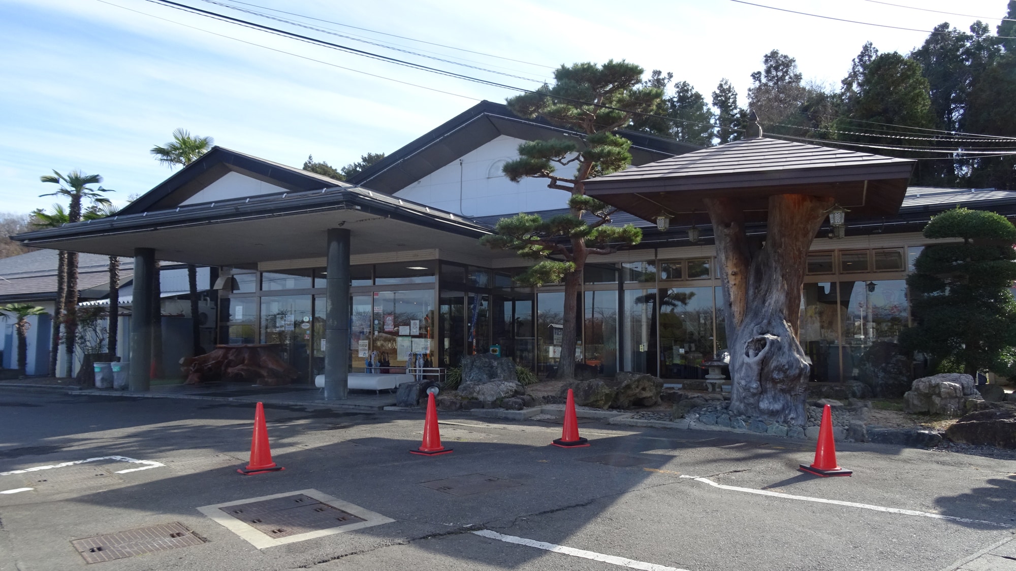 Exterior: Enjoy fresh beer at the onsen hot spring and the adjacent beer garden. A fully-equipped facility where you can also enjoy golf and foot baths.