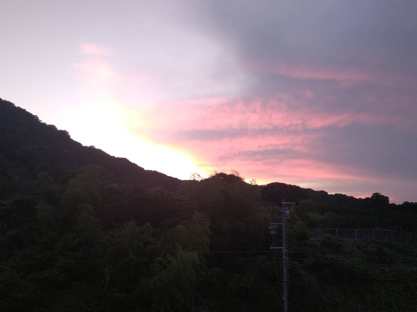 ホテル部屋からの夕焼け.jpg