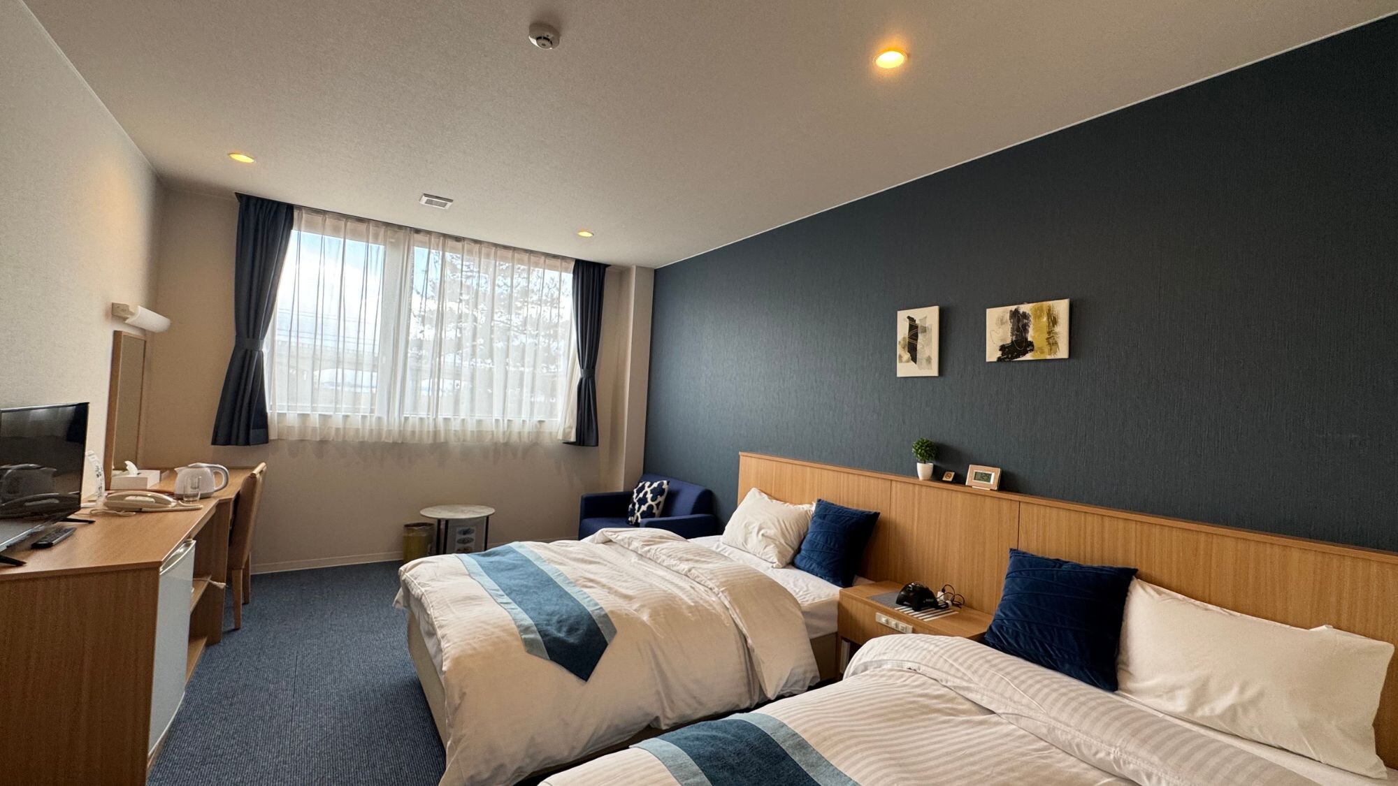 This is a refreshing, calming and quiet room with the deep blue of Matsushima's sea and sky as the base color.