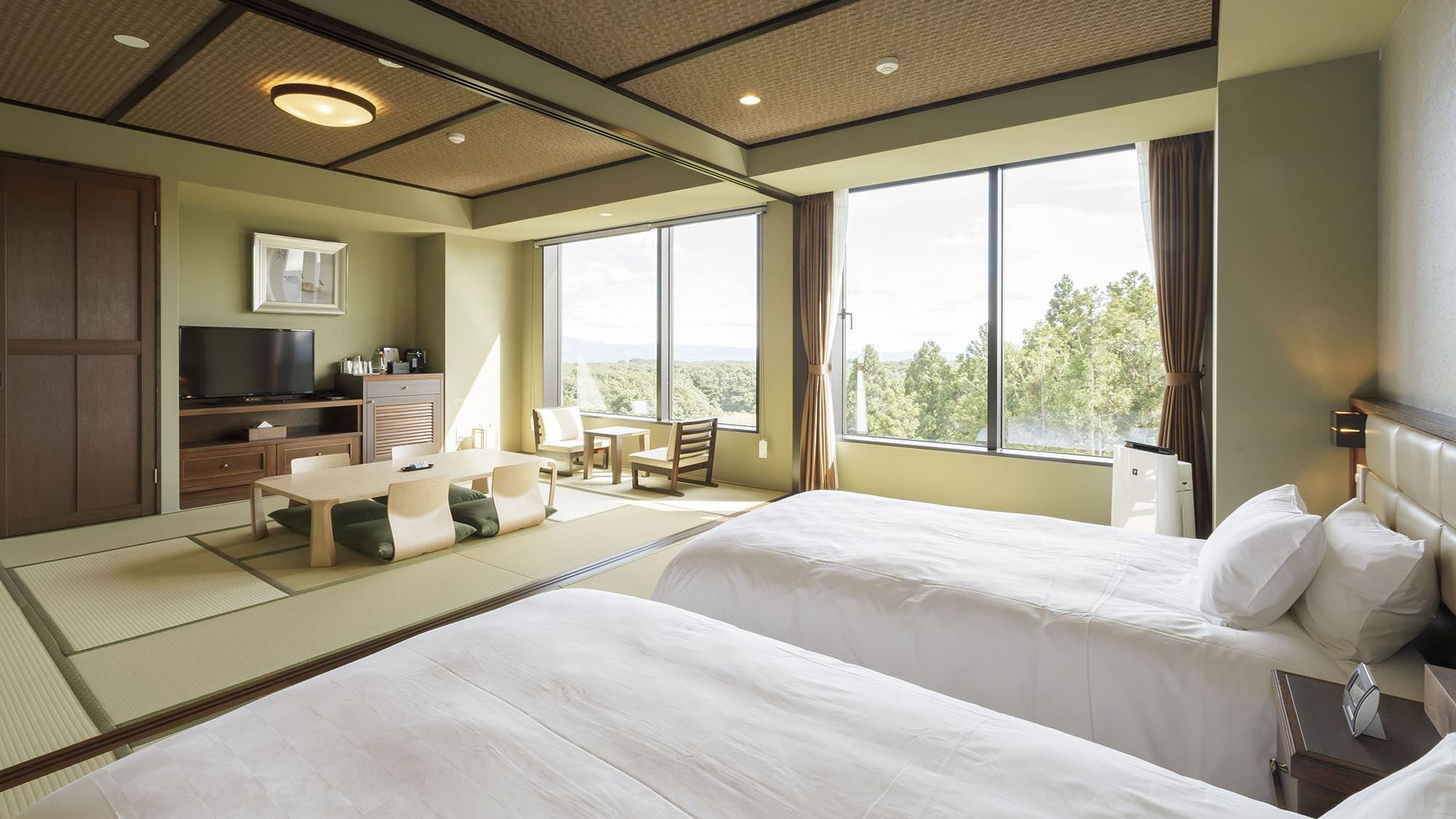 Deluxe [Japanese-style room + Japanese-style twin room] A Japanese-style room with a wide veranda and a bedroom equipped with a Japanese-style bed. This room is approximately 27 tatami mats in size.