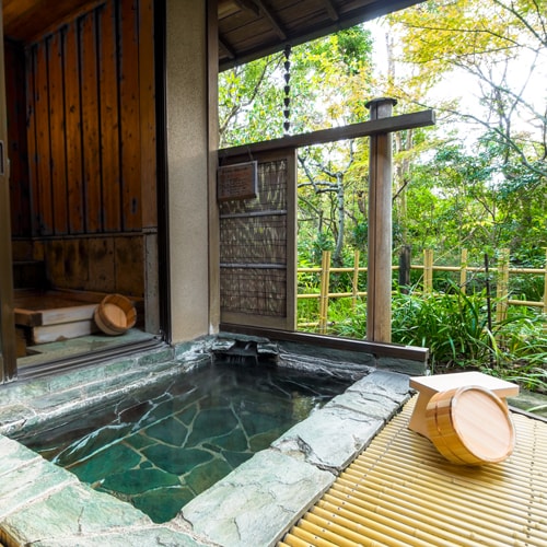 *[Ran Room/Open-air Bath] Enjoy the free-flowing hot spring water while watching the four seasons change in the well-maintained garden.