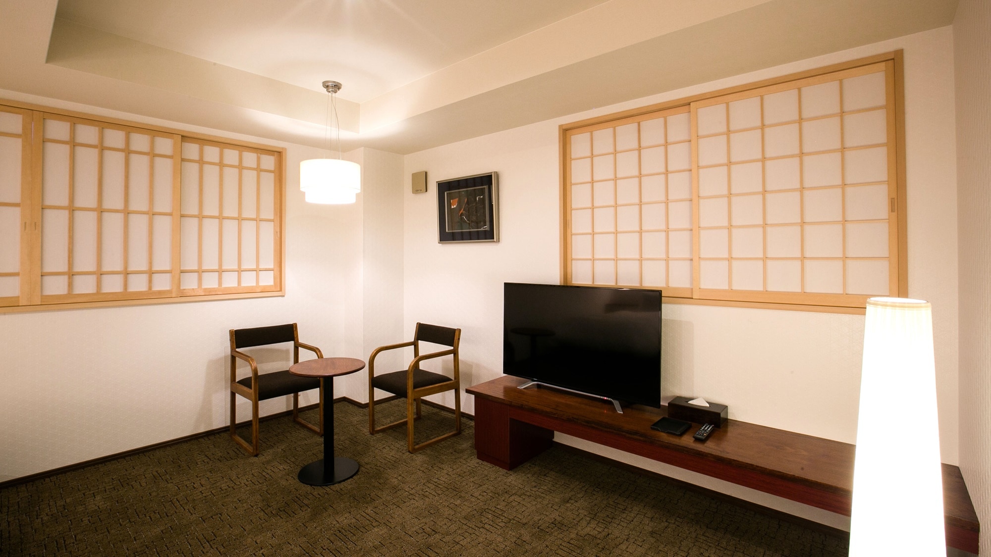 *[Triple] Enjoy lacquer furnishings and furniture made of fine wood with lacquer coating.