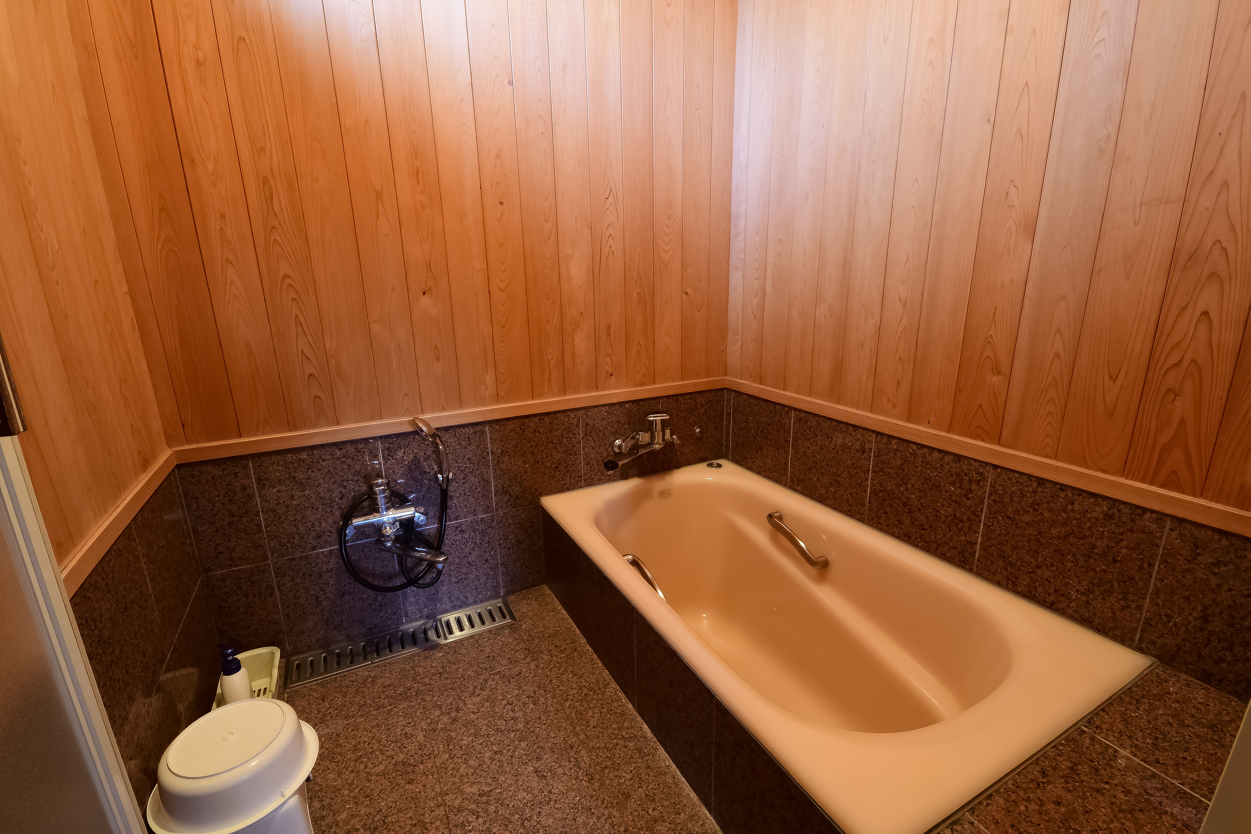 South Building, Japanese-style room with a view of the sea, 10 tatami mats + 4 tatami mats on the veranda, with bath and toilet, an example