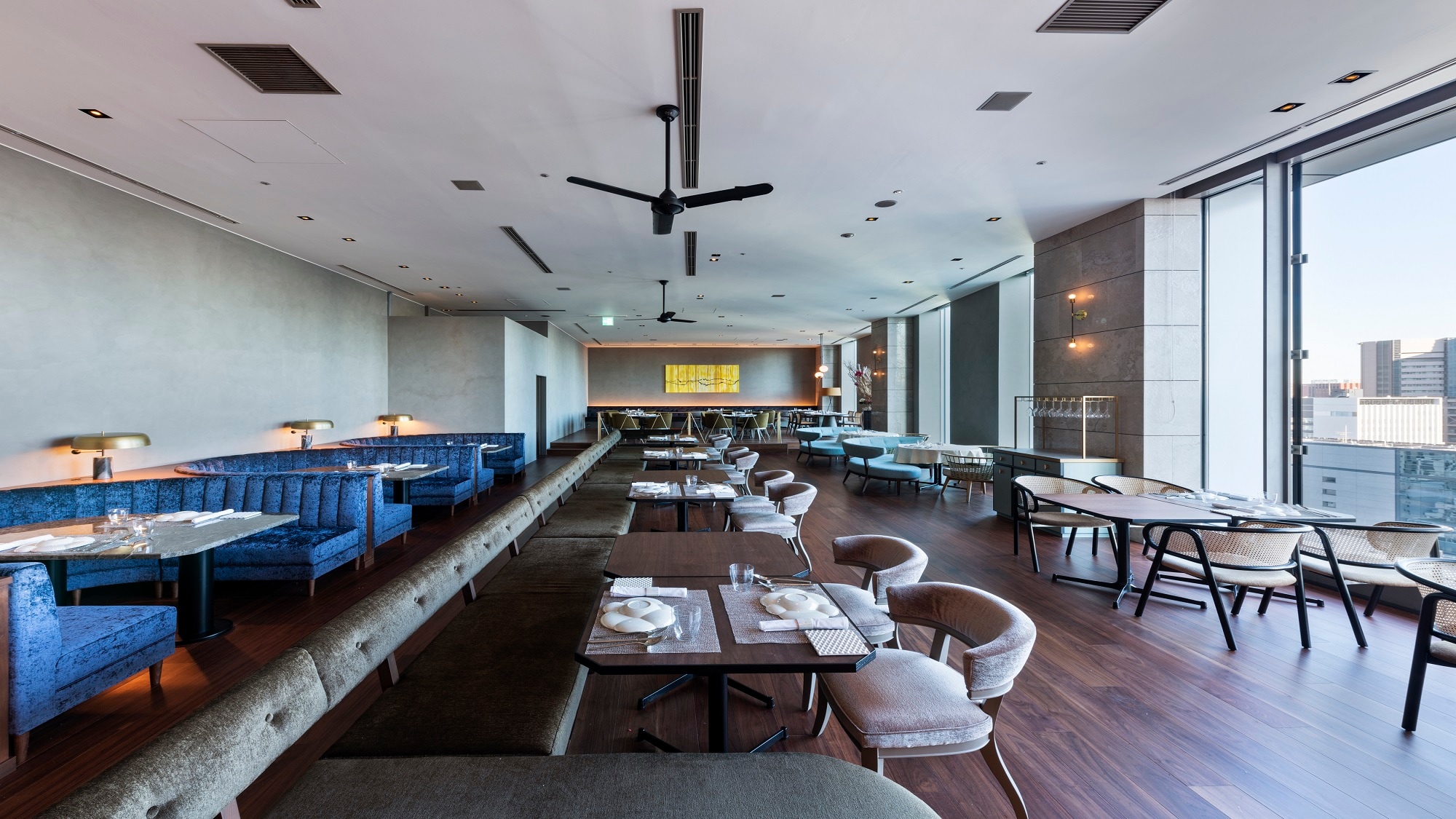 [Restaurant] Bright interior with natural light