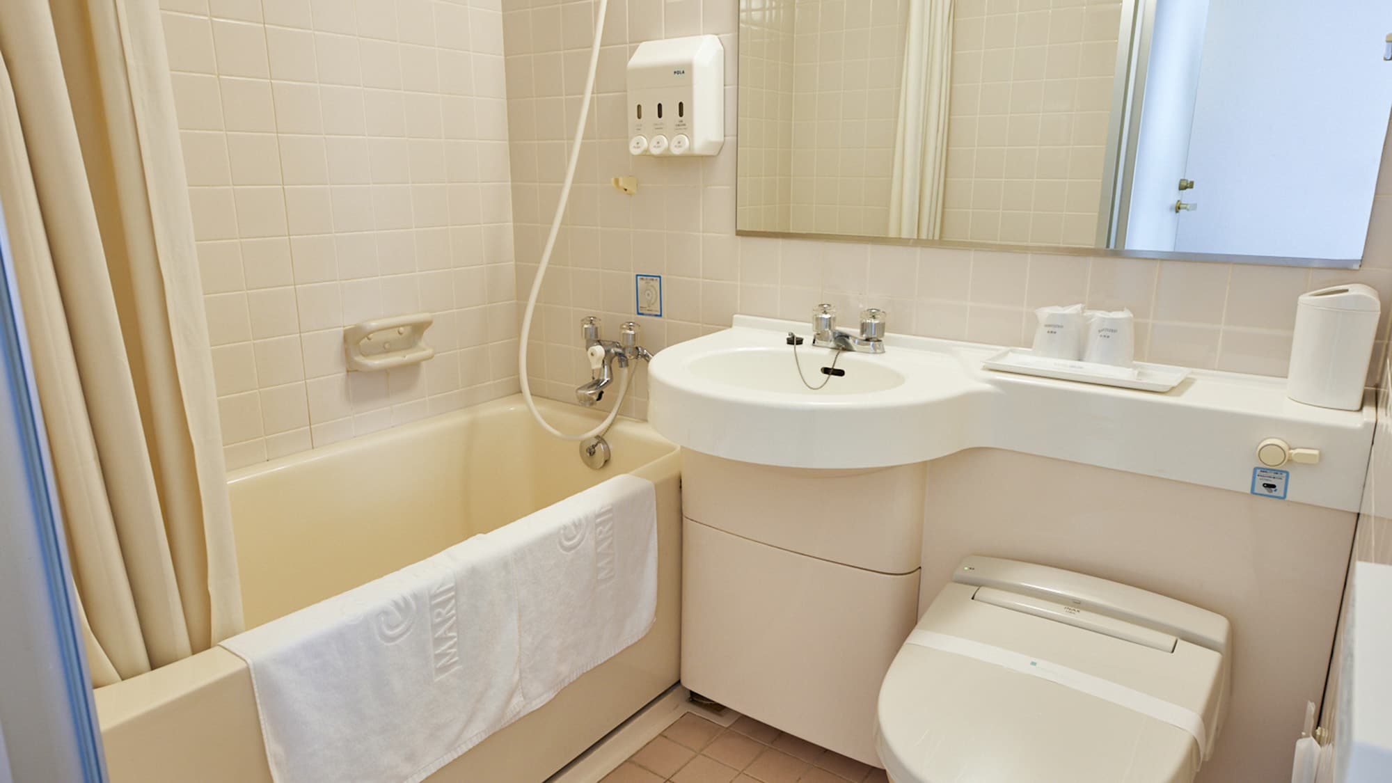 ・[Example of a unit bath] Shampoo, conditioner, and body soap are provided. Compact and functional.