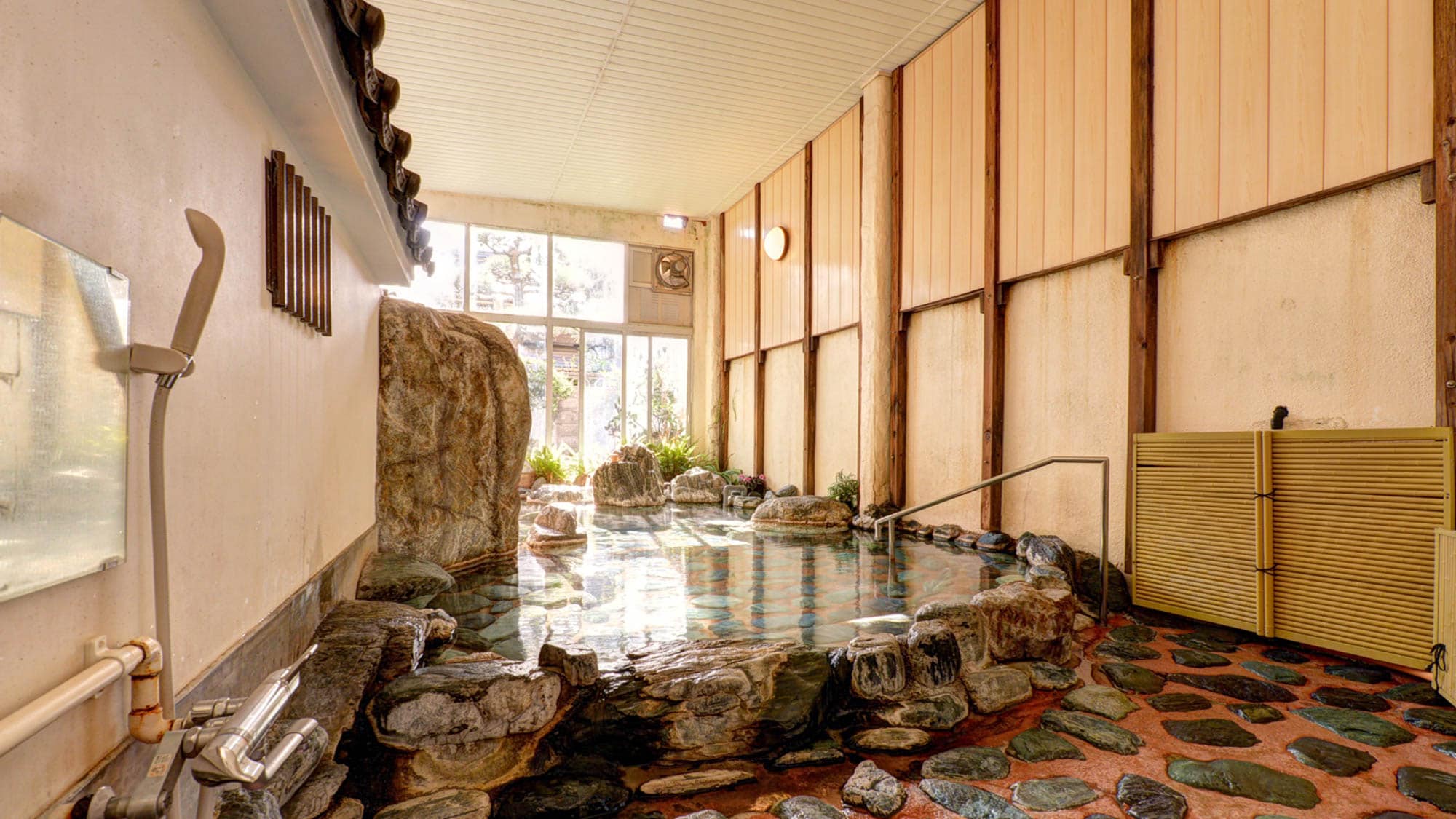 *Women's bath: A rock bath made with plenty of natural stones.