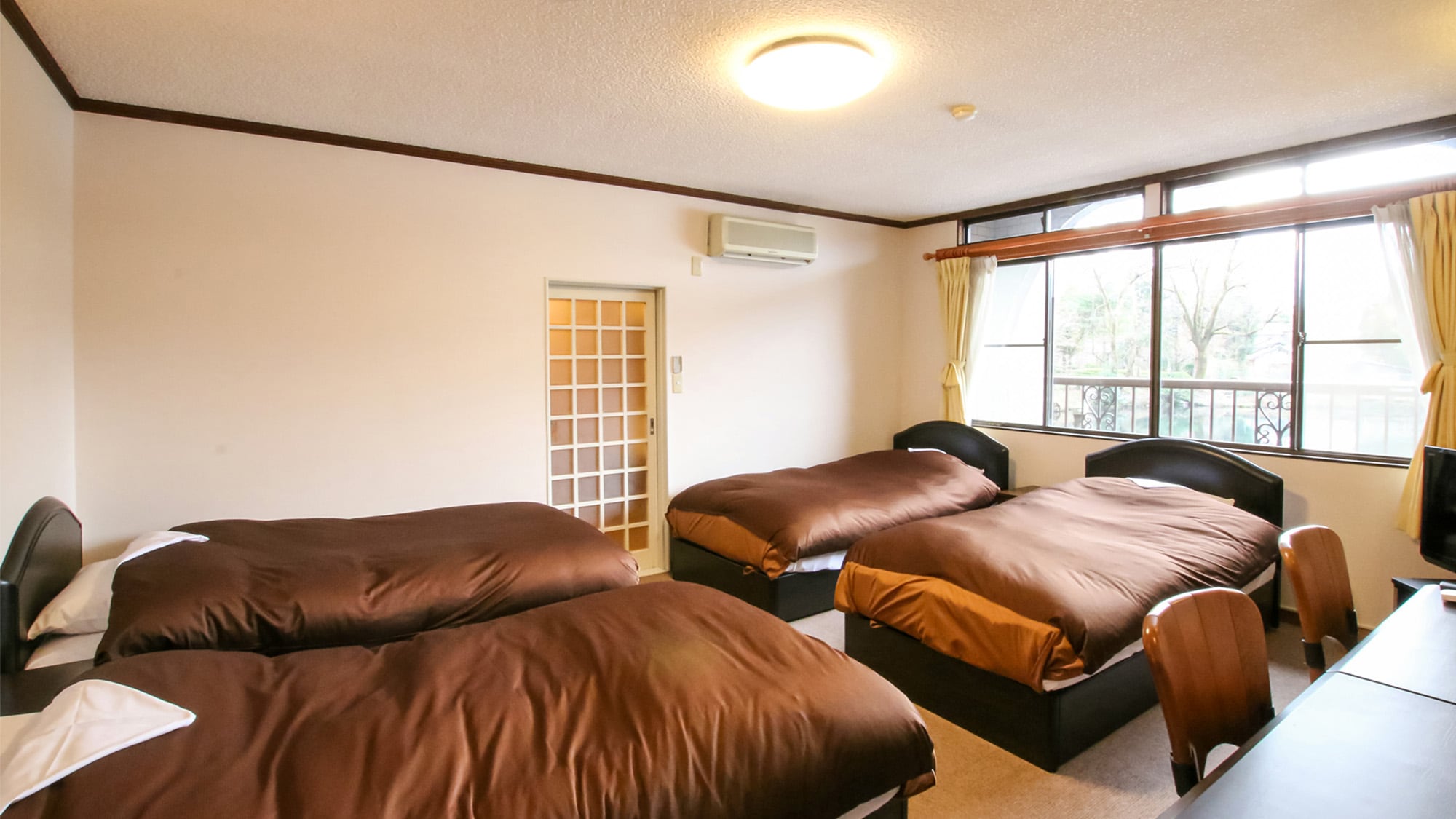 ・ [4 bedrooms] Recommended for family trips. Room with 4 beds overlooking the lake