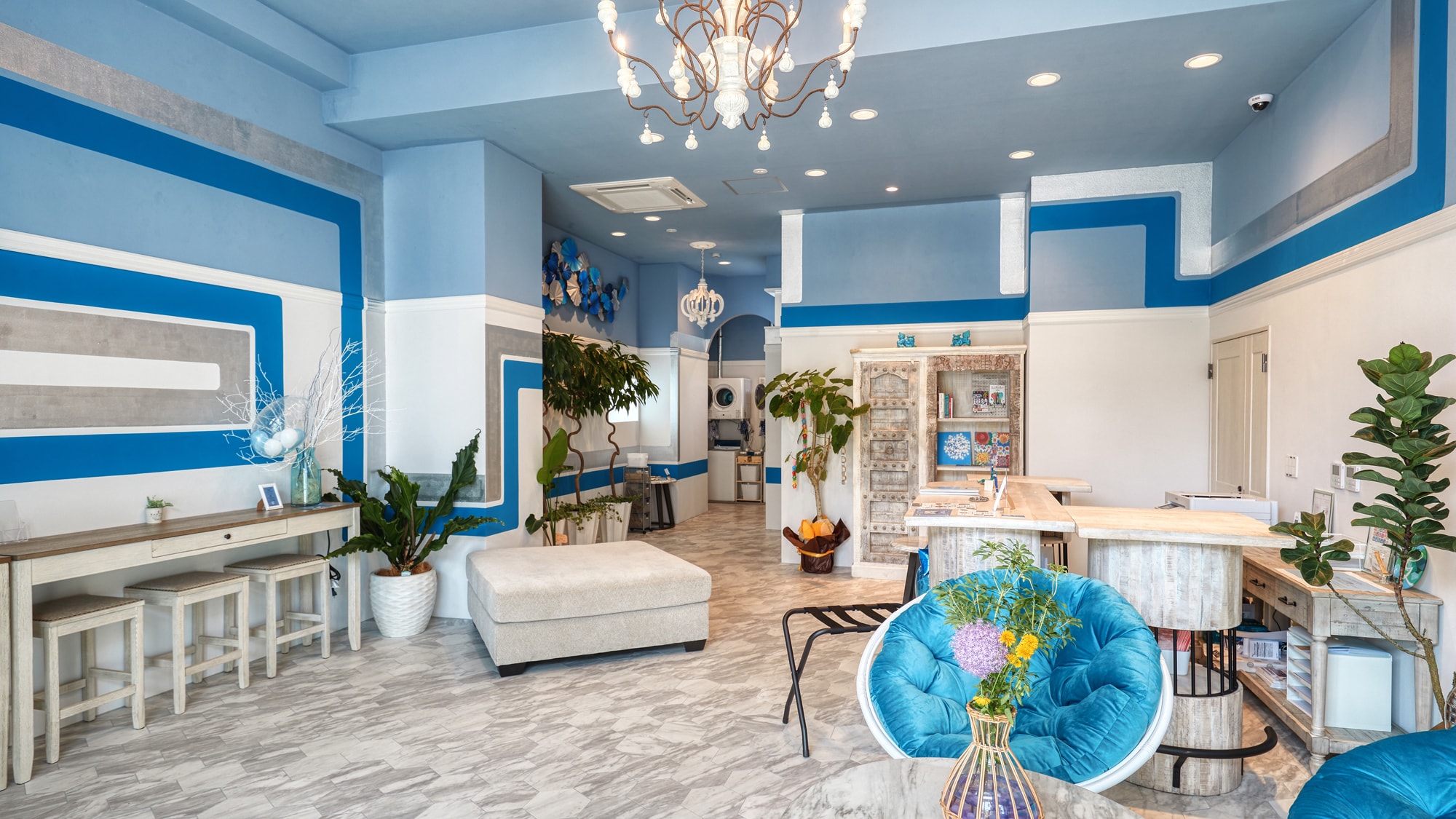 【로비】오키나와의 바다와 하늘을 이미지 한 상쾌한 로비로 맞이합니다.