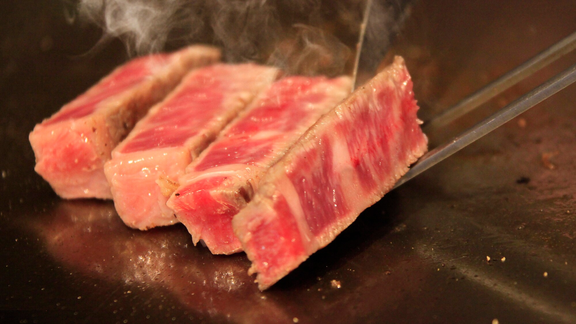 The main steak is baked in the live kitchen. ※image