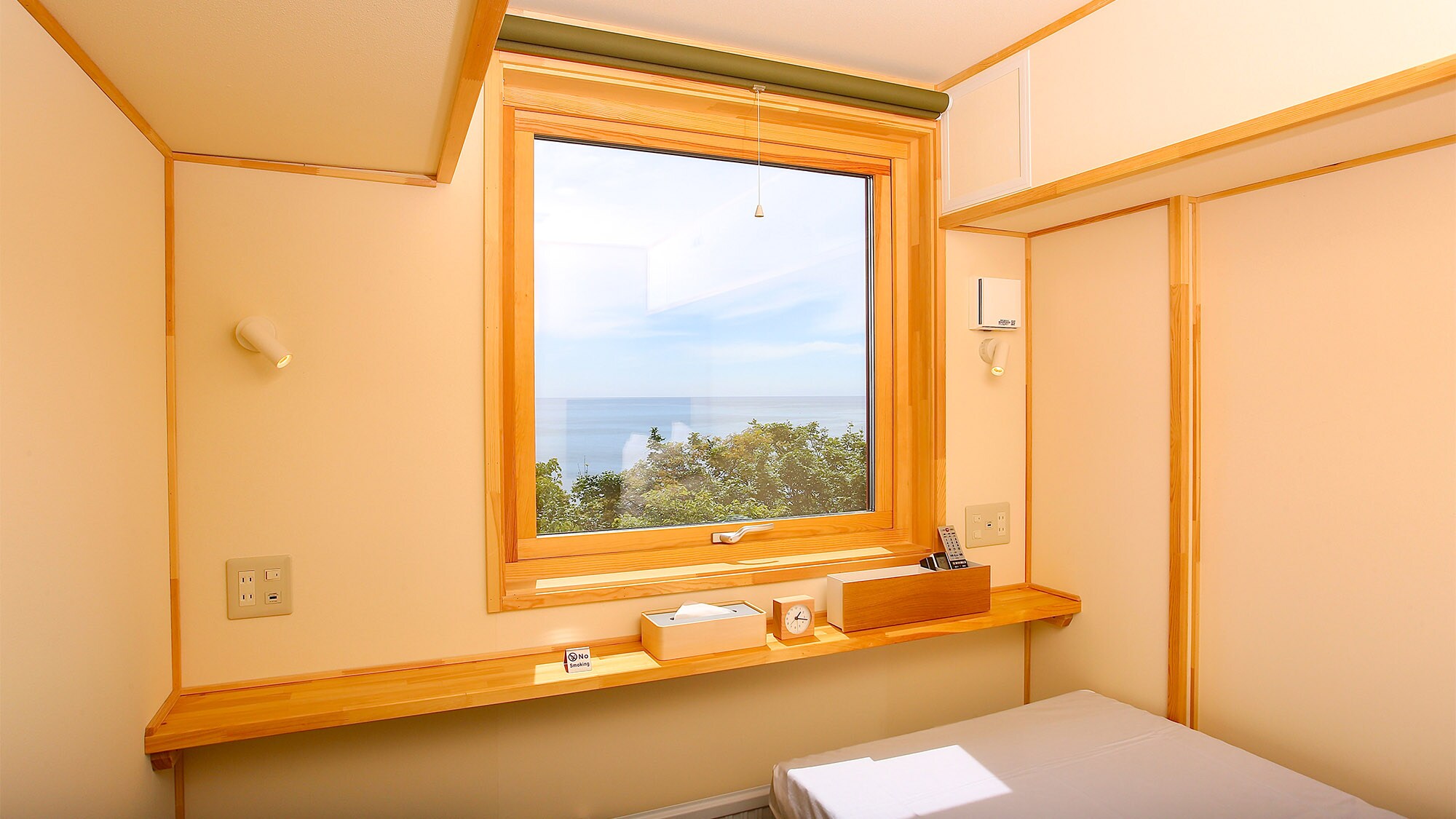 ・The rooms facing the sea offer a panoramic view of the Sea of Japan.