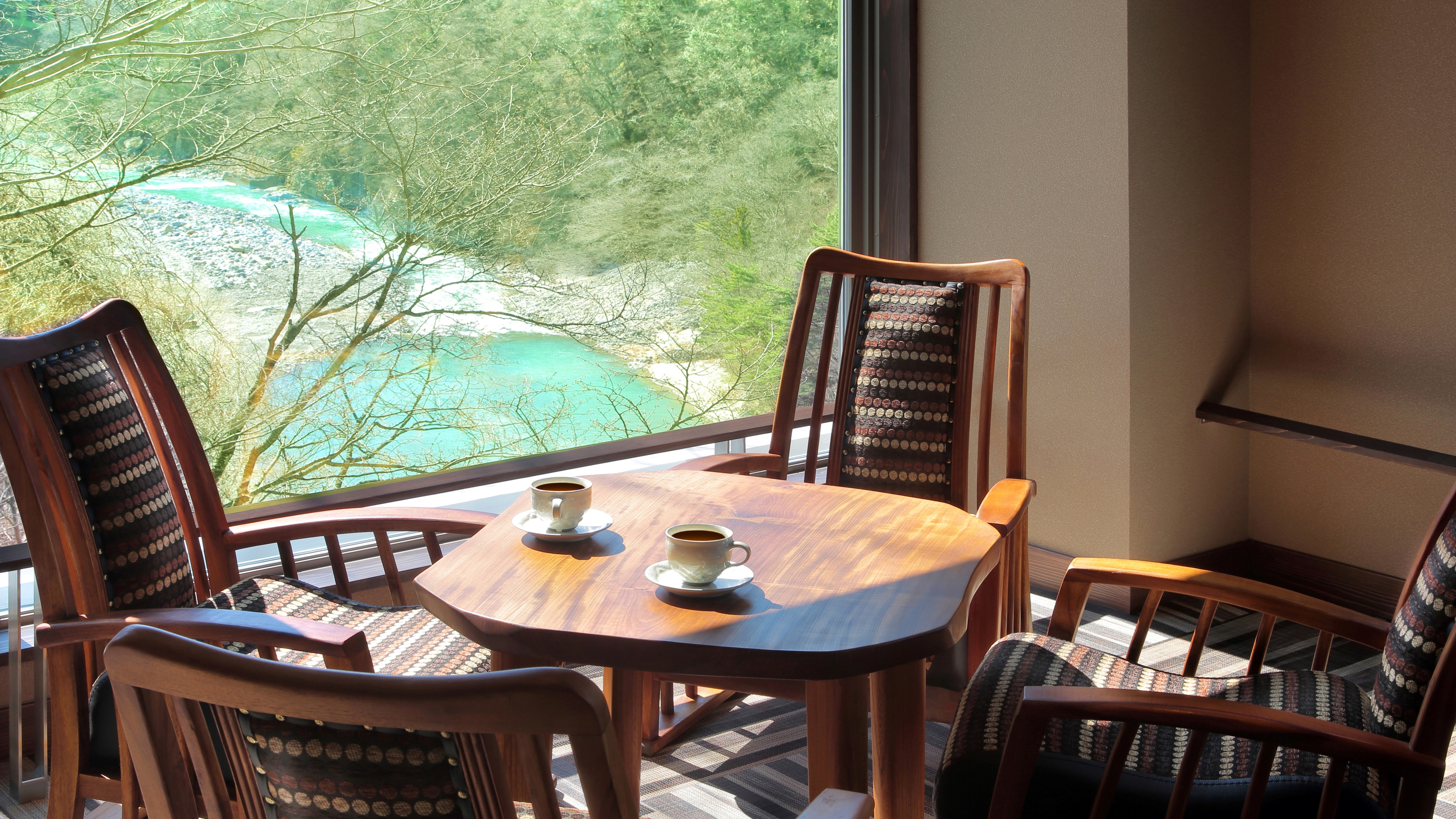A special seat with a panoramic view of the Kinugawa River.