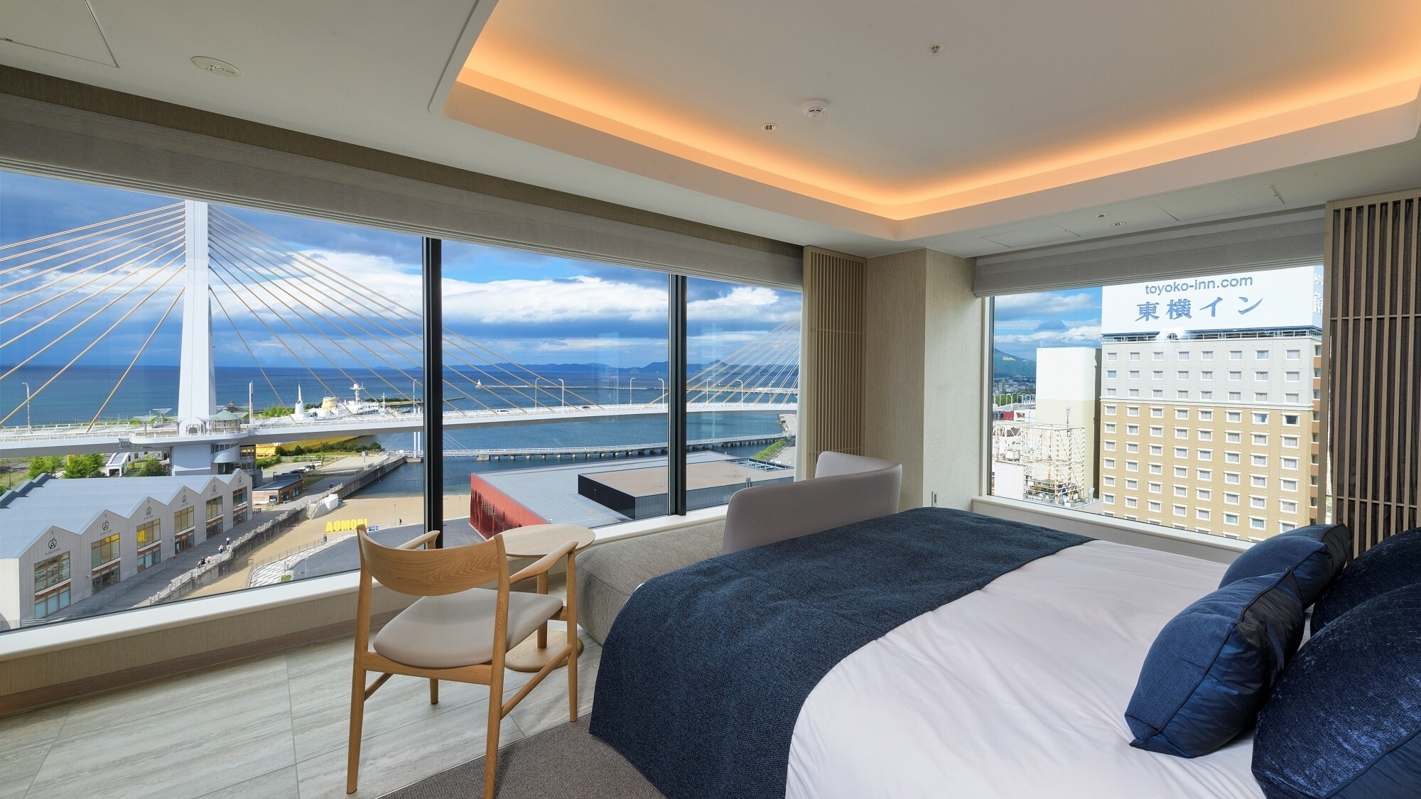 [Phòng Junior Suite] Không gian đặc biệt nhìn ra Cầu Vịnh Aomori, biểu tượng của vùng vịnh và Cảng Aomori trải rộng bên dưới.