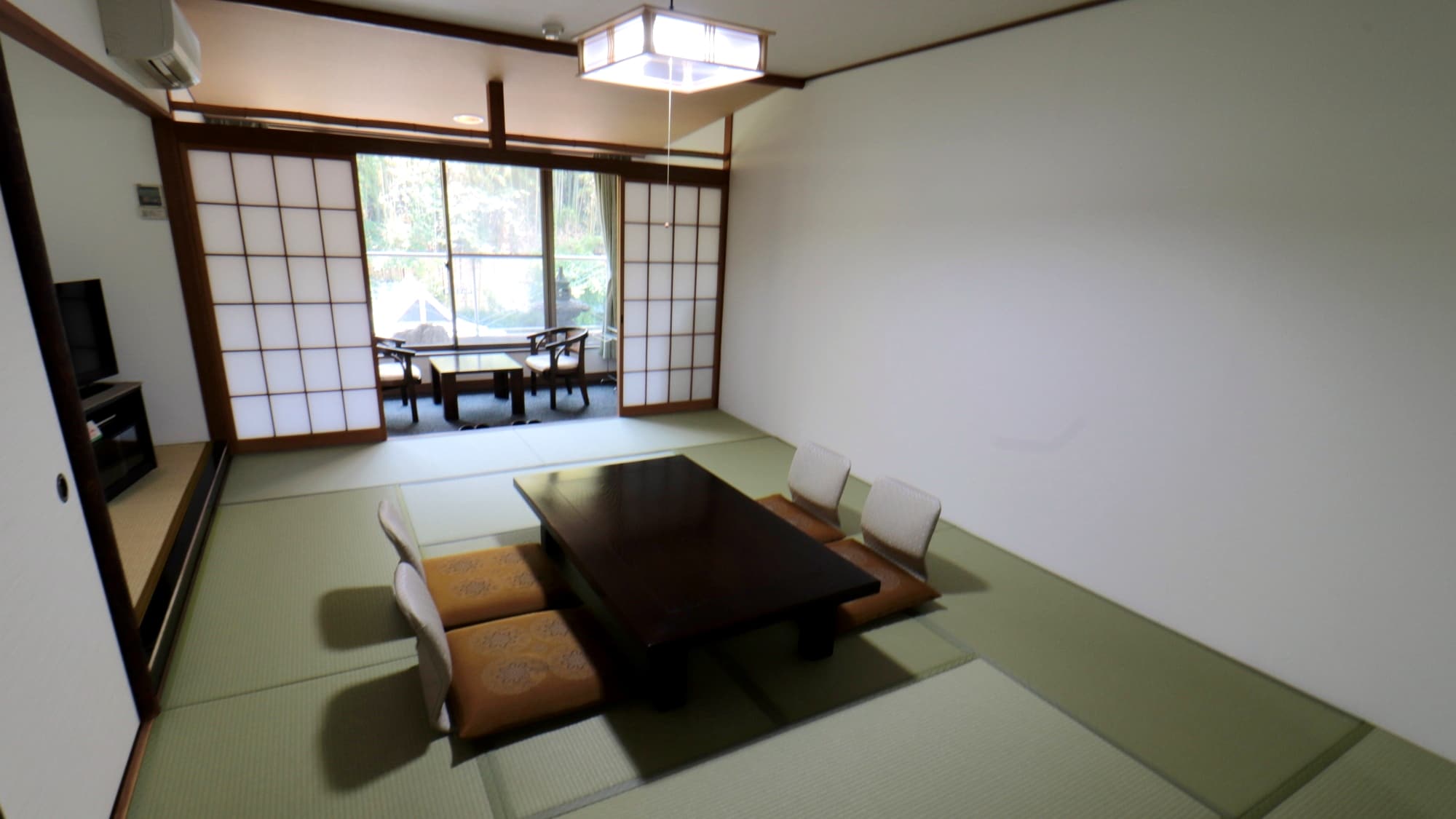 West Building 12 tatami mats: There are various types of rooms depending on the number of people in a group or family.