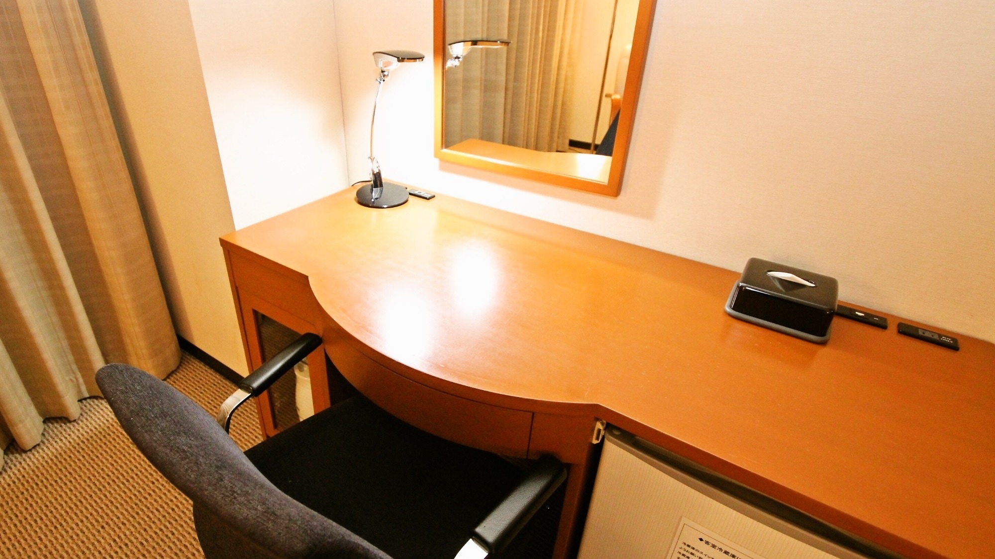 Stand lamps are always available on the desk.