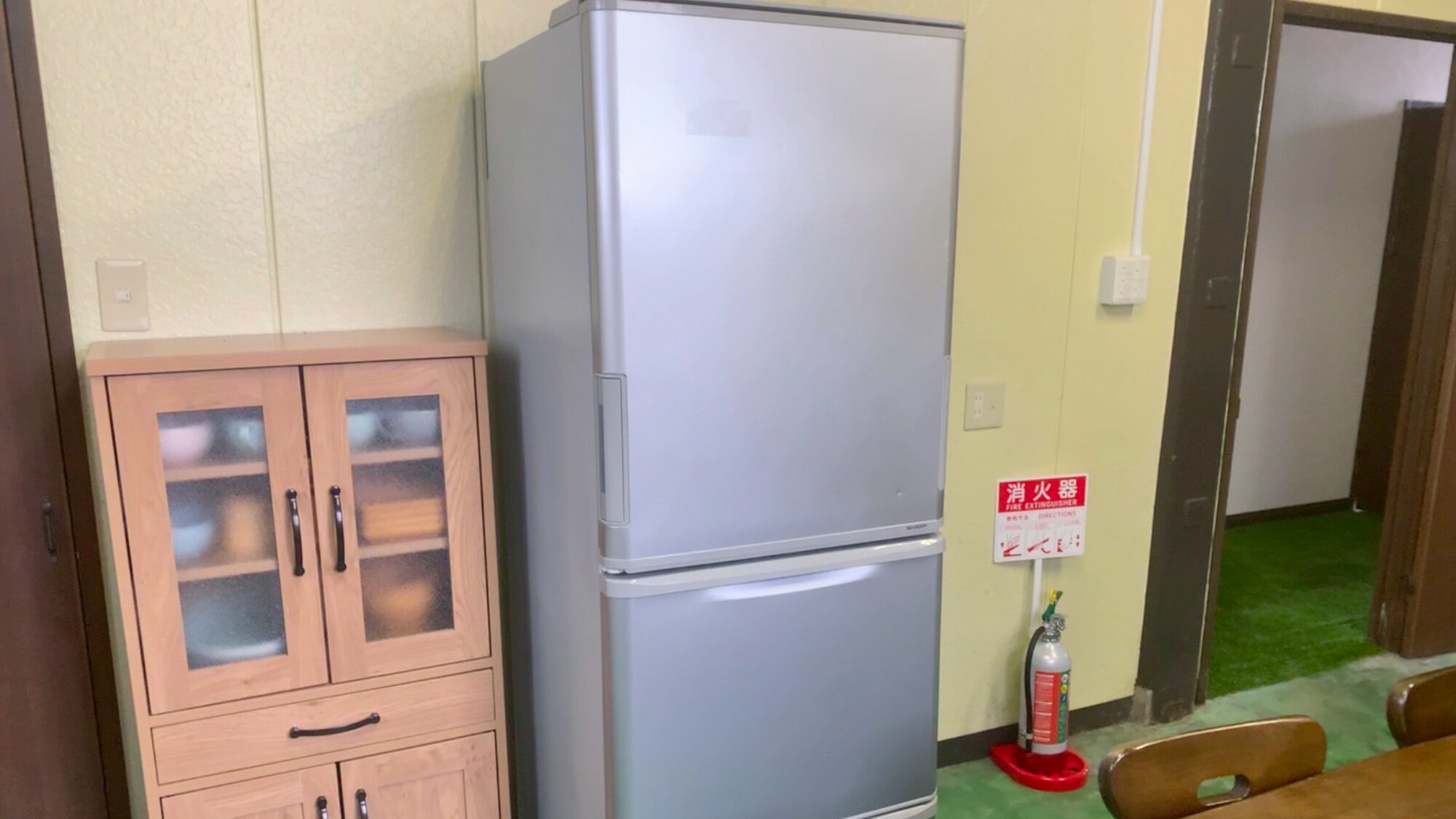 กระท่อม 3 ชั้น: มีตู้เย็นความจุขนาดใหญ่ในห้องครัว อย่ากังวลหากคุณจะมีอาหารมากเกินไปในทริปกลุ่ม!