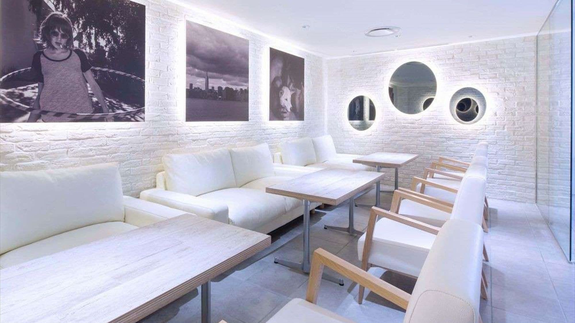 [Inside the cafe] The seats in the completely private room are comfortable with sofa seats.