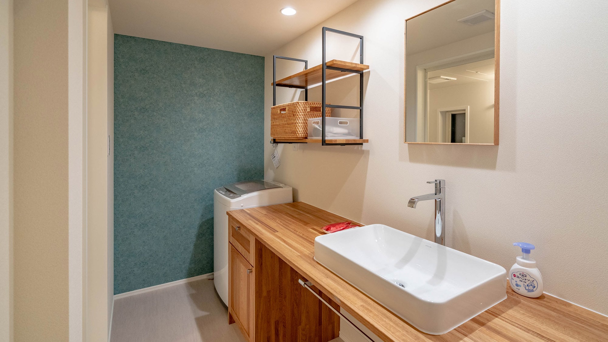 [Bathroom] Spacious washstand with washing machine