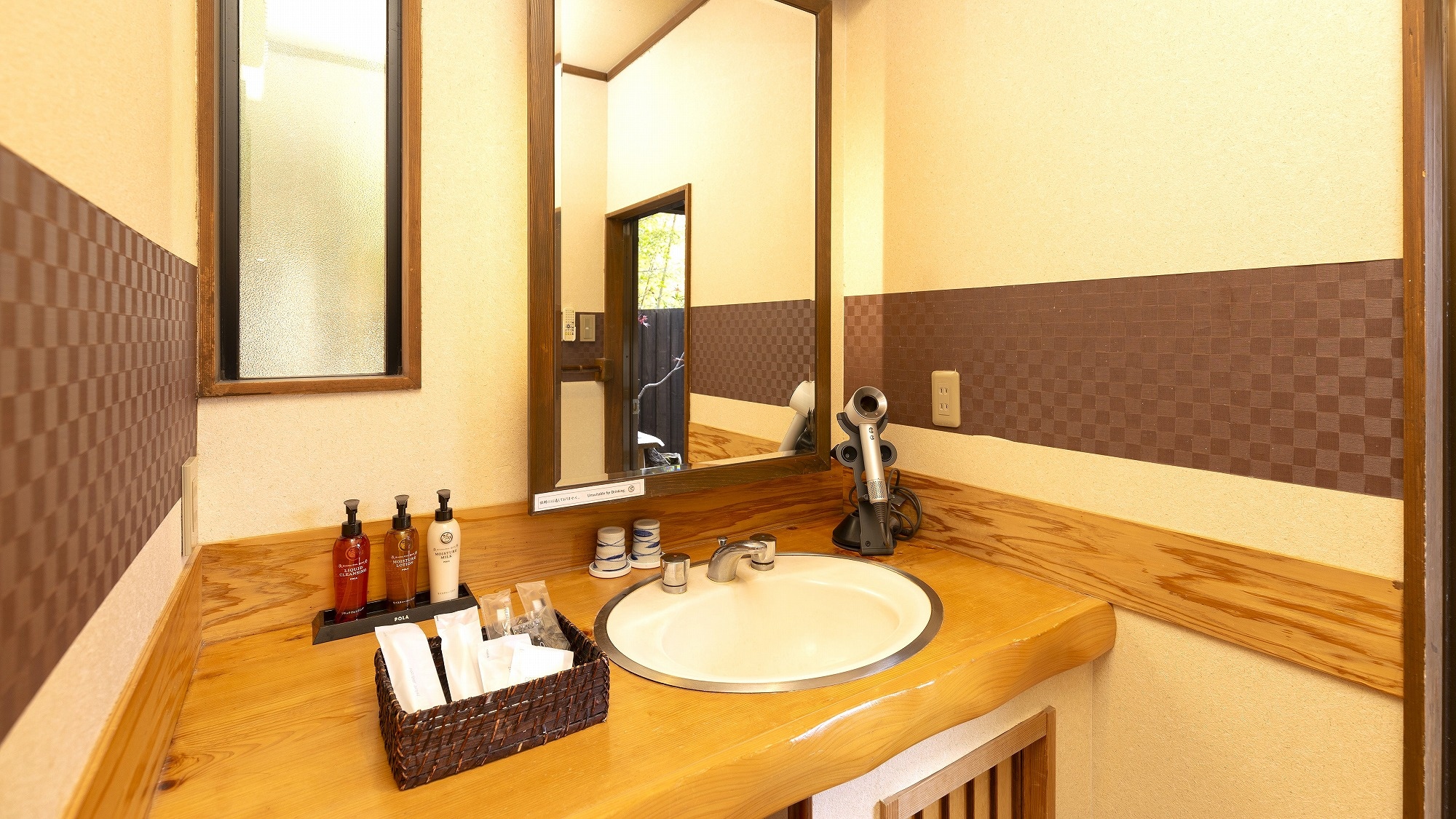 [Japanese-style room] With semi-open-air bath