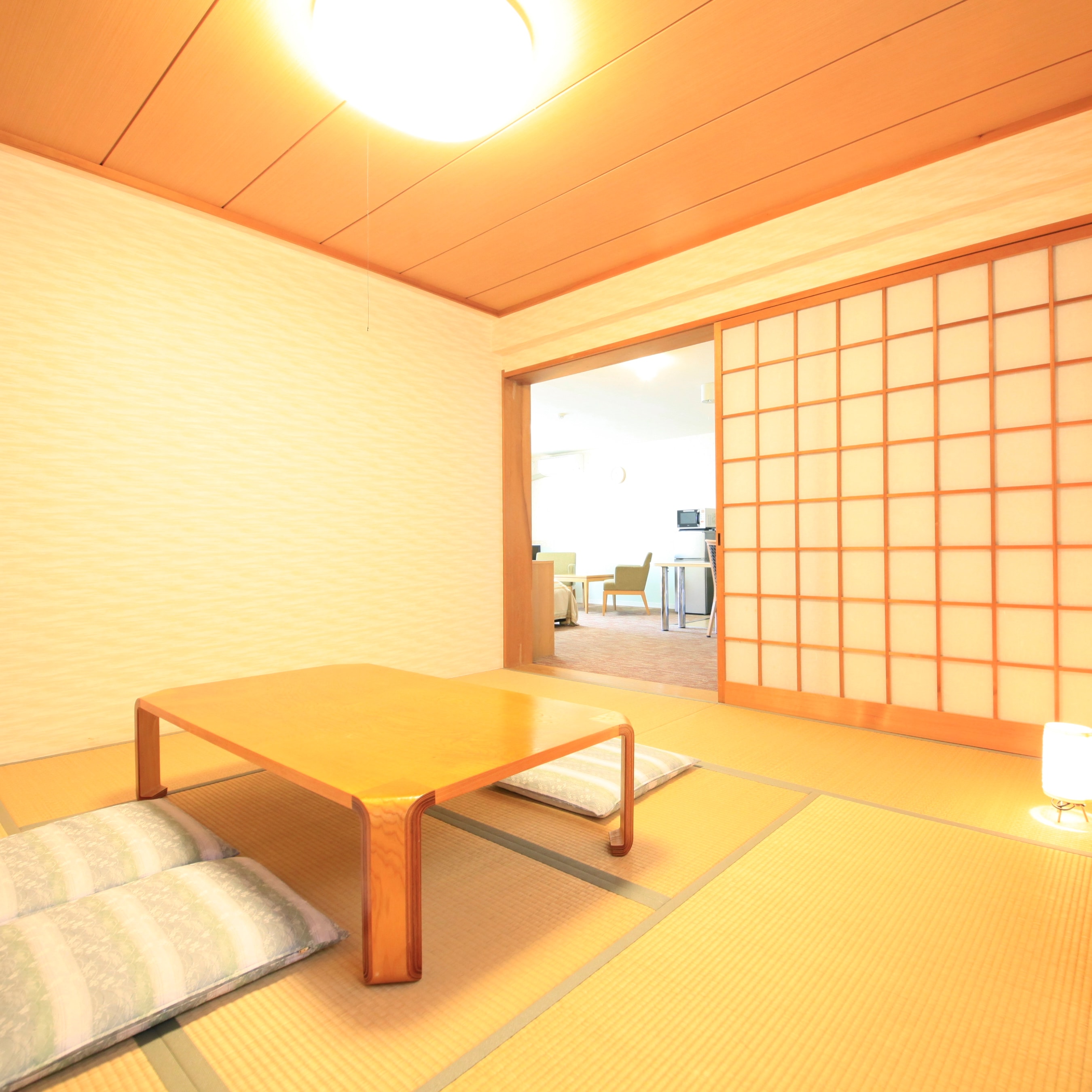 Semua kamar dilengkapi dengan luas 6-8 tatami kamar bergaya Jepang