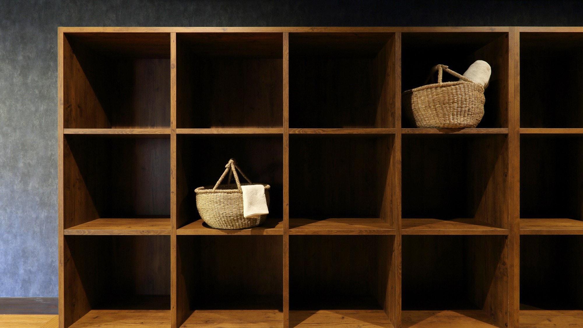 [Undressing room] There is no shared undressing basket. Please use a basket made of natural materials for your own use.