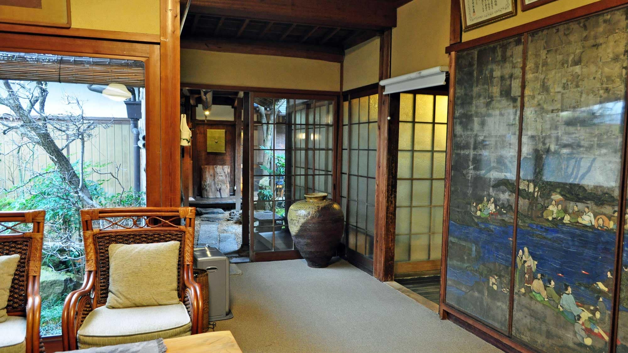 [Inside the building] A folding screen painting by Lanting Qushui is displayed to the right of the lobby.