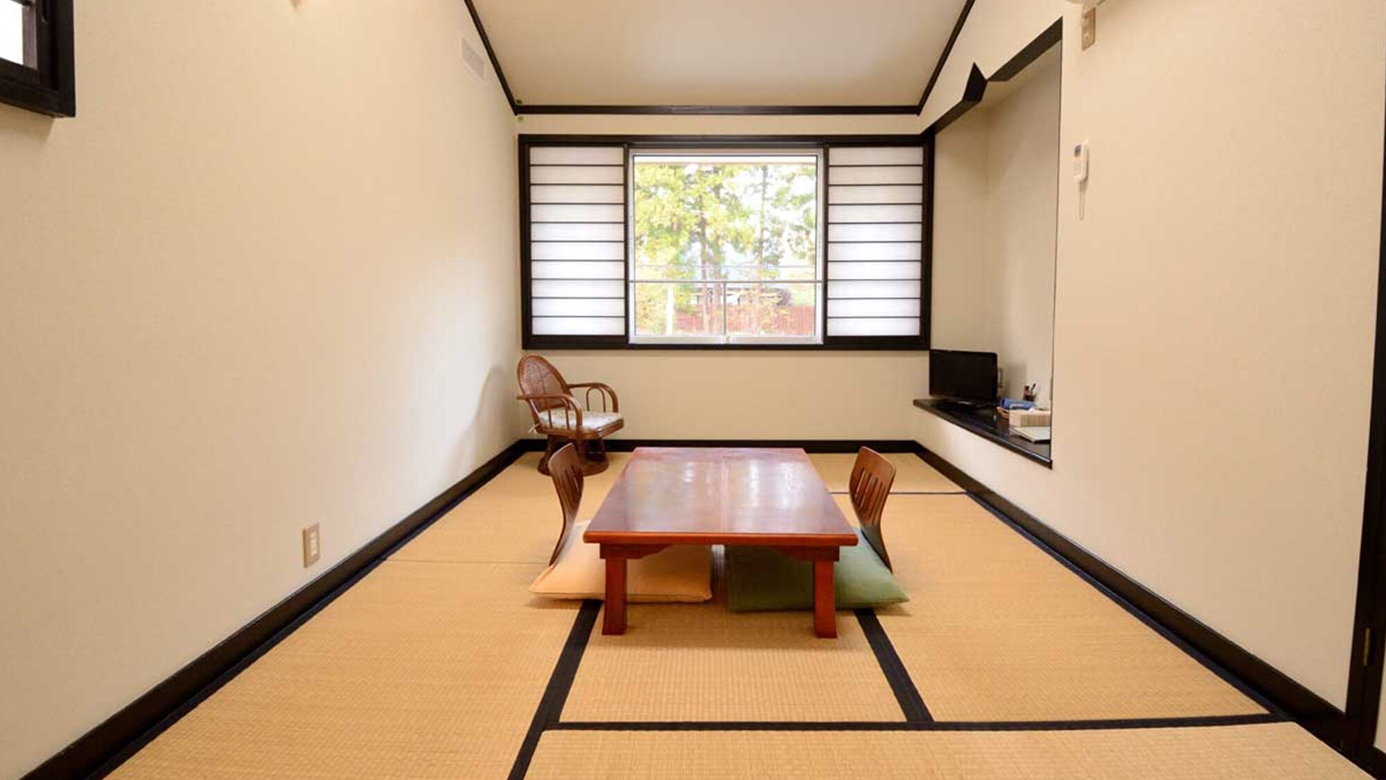 ・【8叠日式房间】天花板较高，空间宽敞。