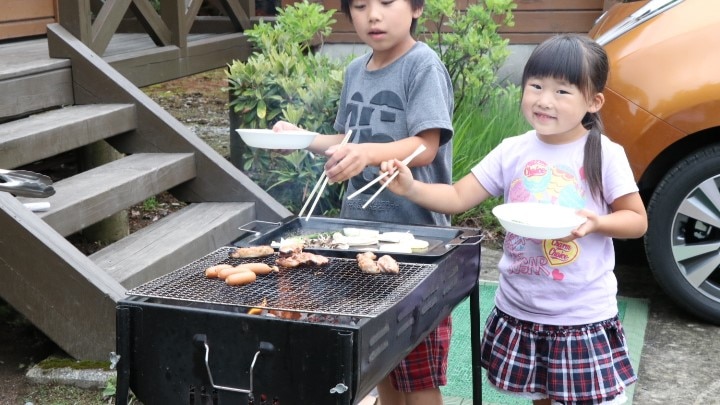 ・ คุณสามารถเพลิดเพลินกับบาร์บีคิวโดยนำส่วนผสมและอุปกรณ์