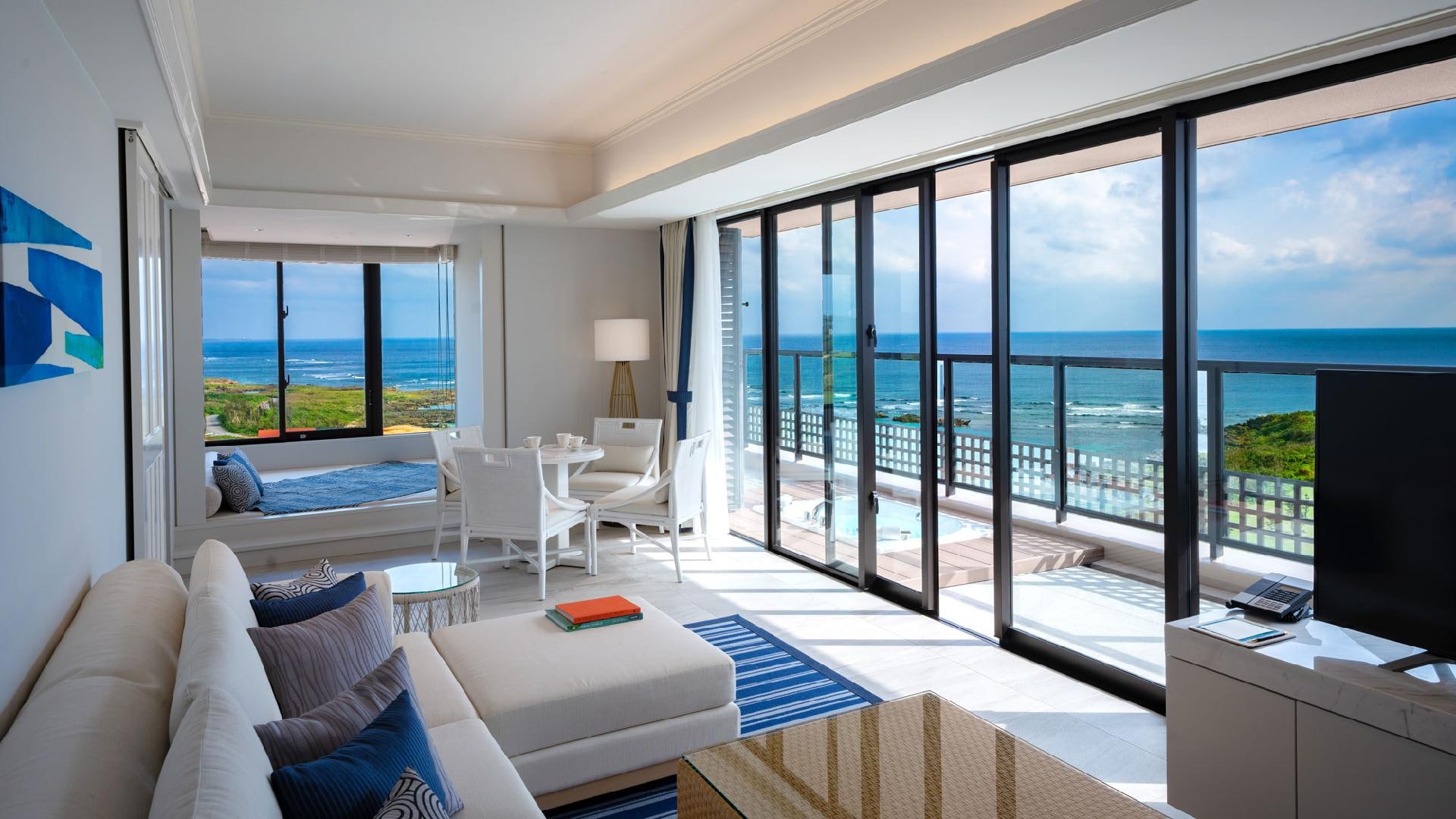 [Mirage Floor/Premier Suite] A suite room equipped with a jacuzzi and daybed