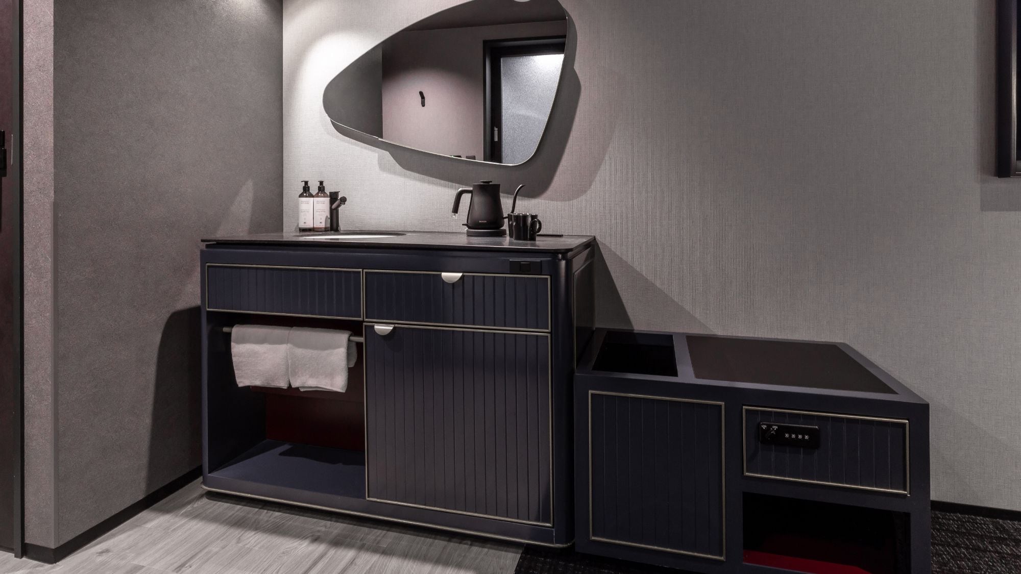 ◆Superior Twin｜Modern and stylish wall mirror, washstand, and safe