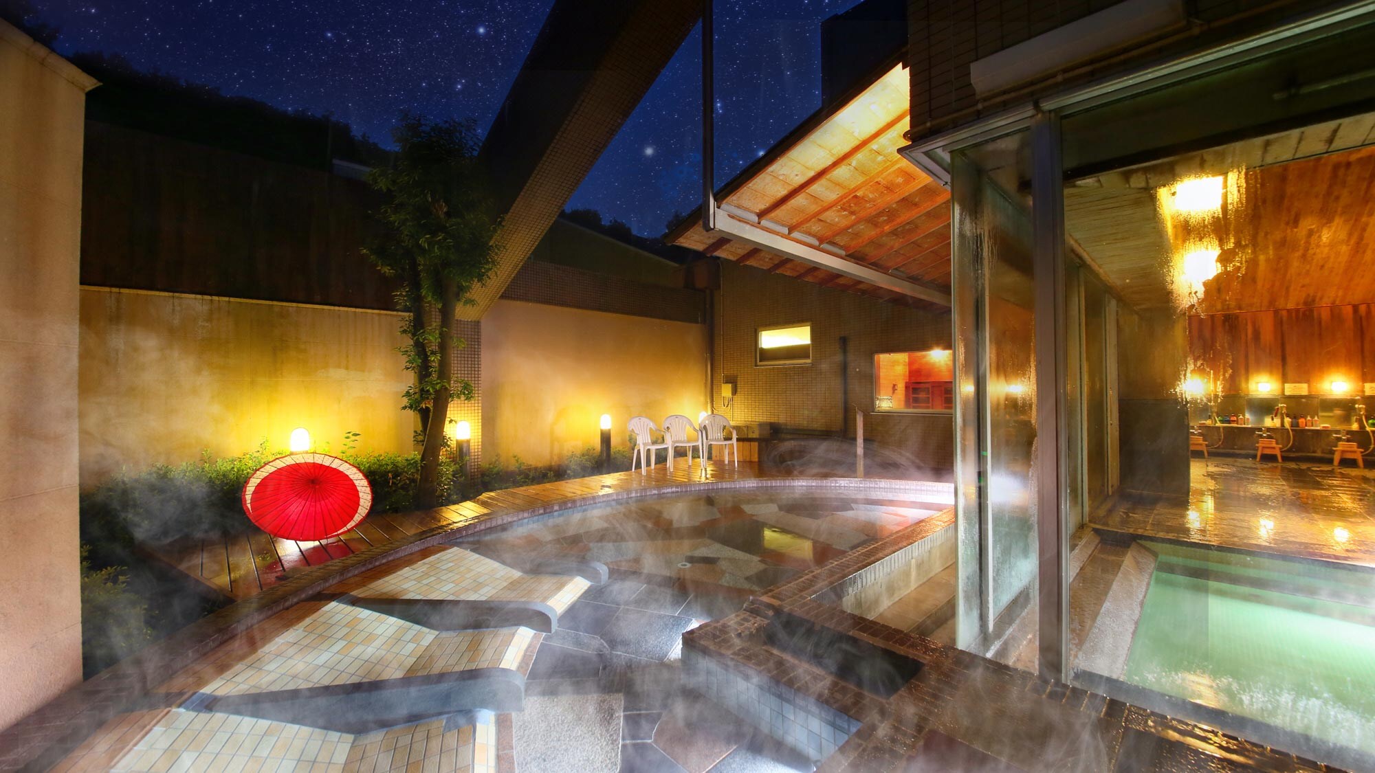 Open-air bath (for men and women)/At night, you can enjoy a relaxing soak while gazing at the stars.