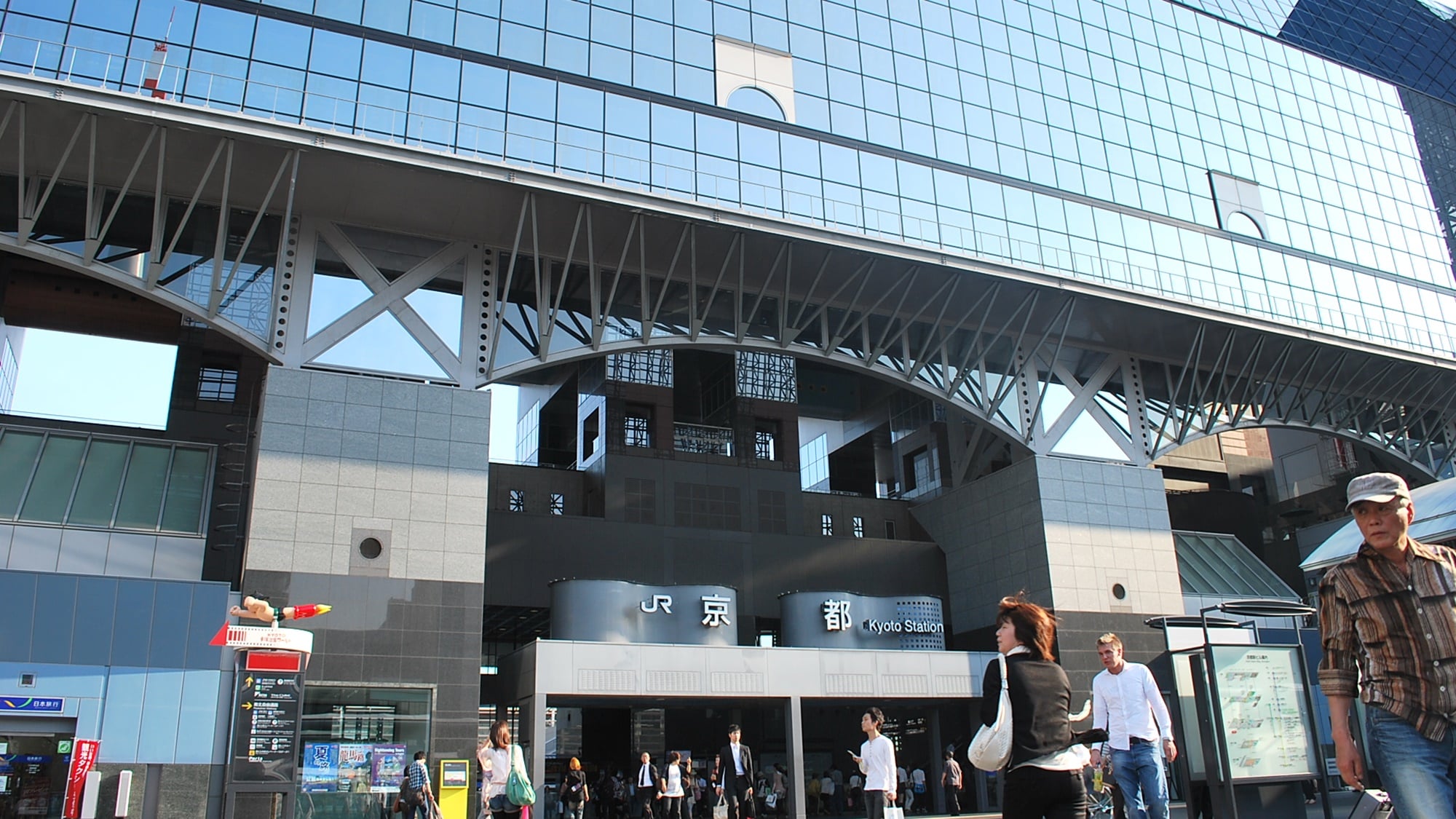 JR京都駅中央口を出たら、京都タワー方面にある横断歩道を目指し、お進みください