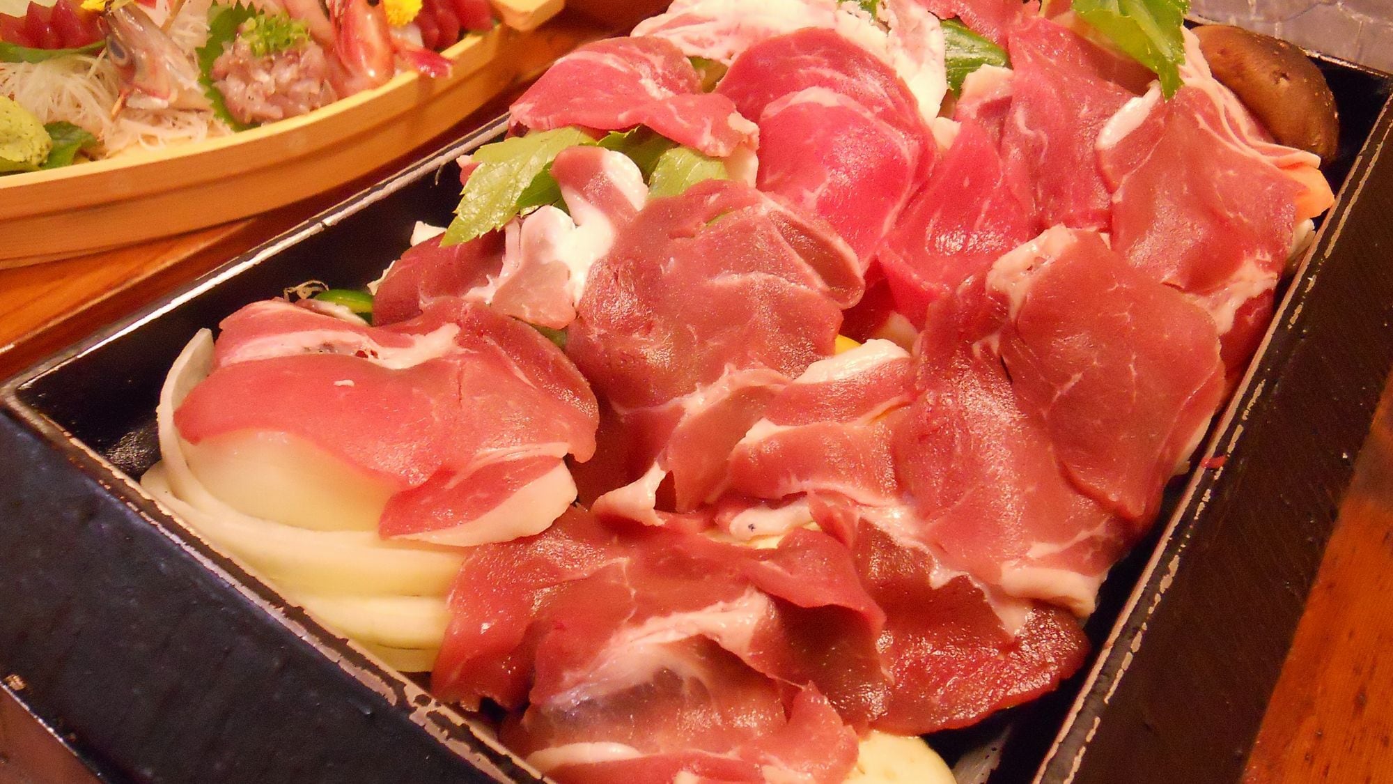 料理：大名烧，蔬菜上放肉……