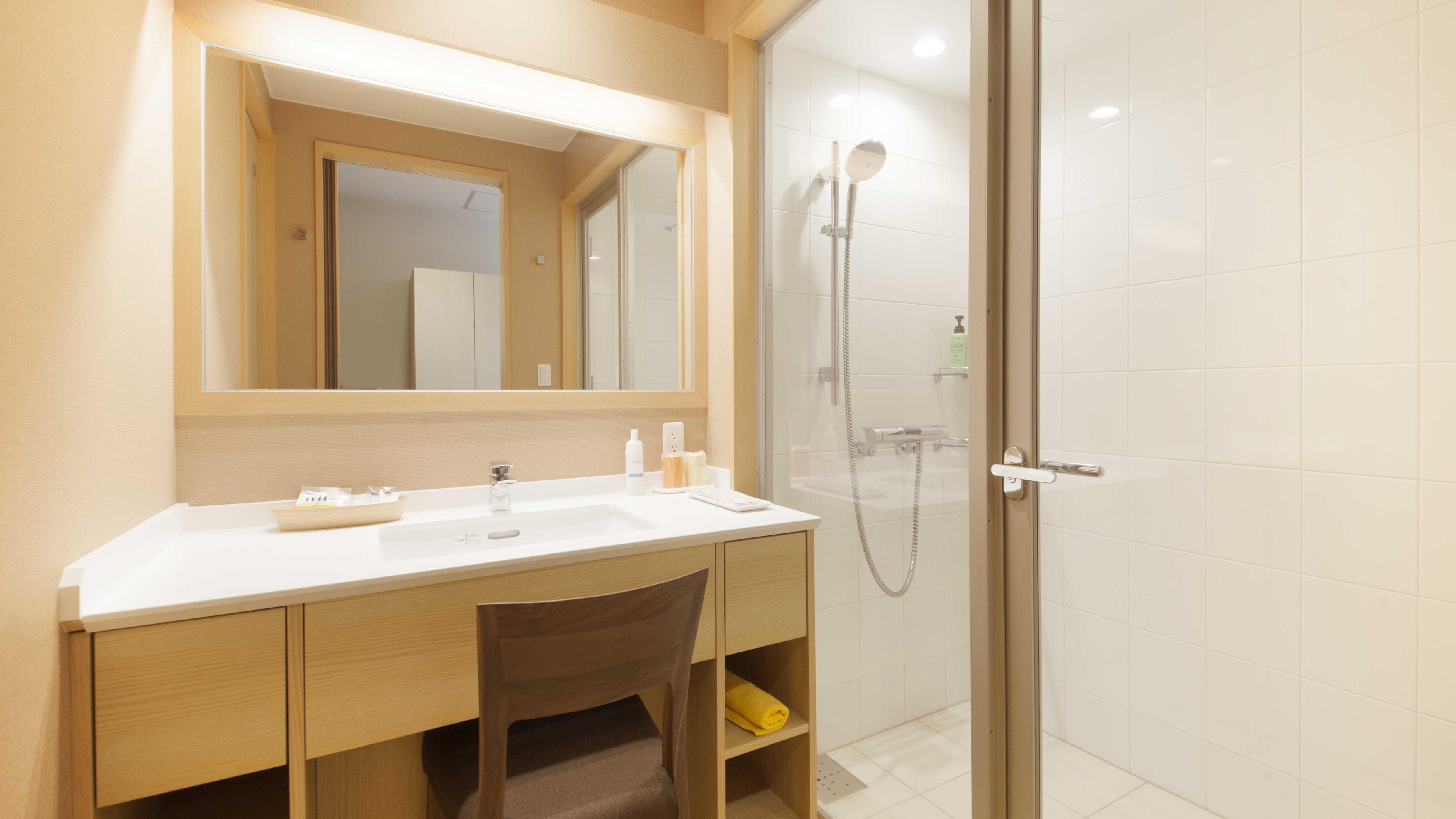 Senyu Western-style twin room with indoor hot spring bath, sink and shower booth