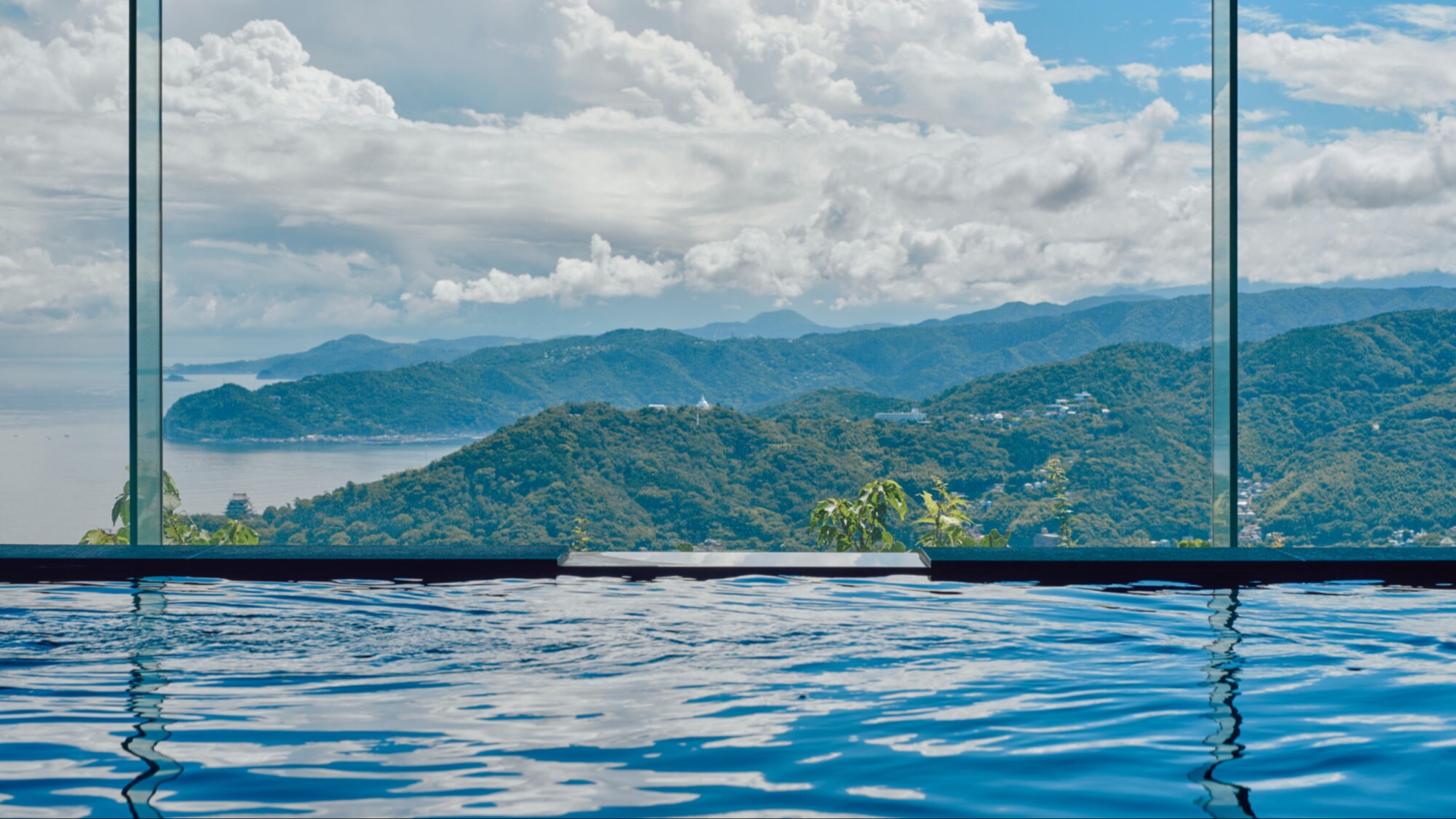 [Large public bath] A large open-air bath with a panoramic view of Sagami Bay. Opening hours: 15:00-24:00 / 5:00-11:00