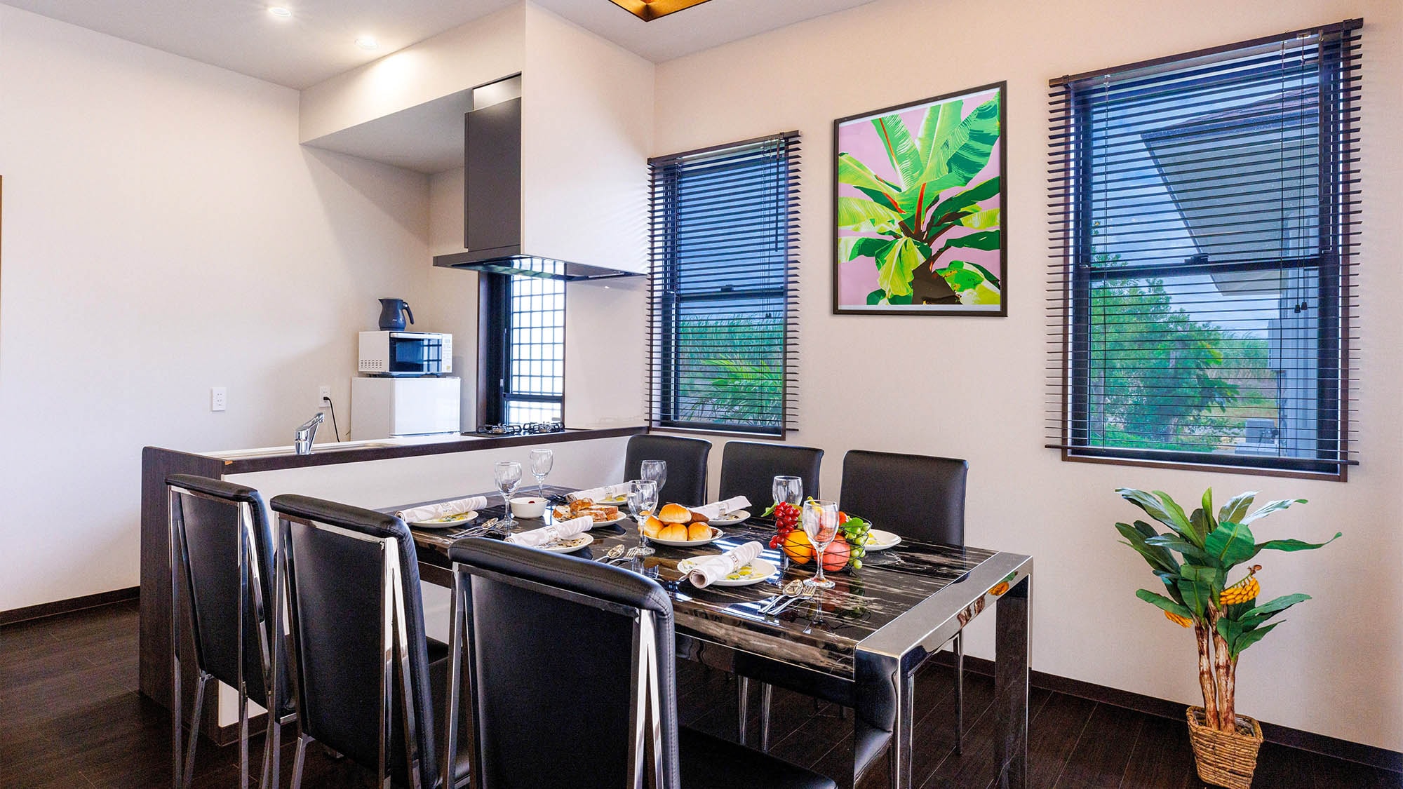 ・Villa 1 dining room: Chic and modern interior