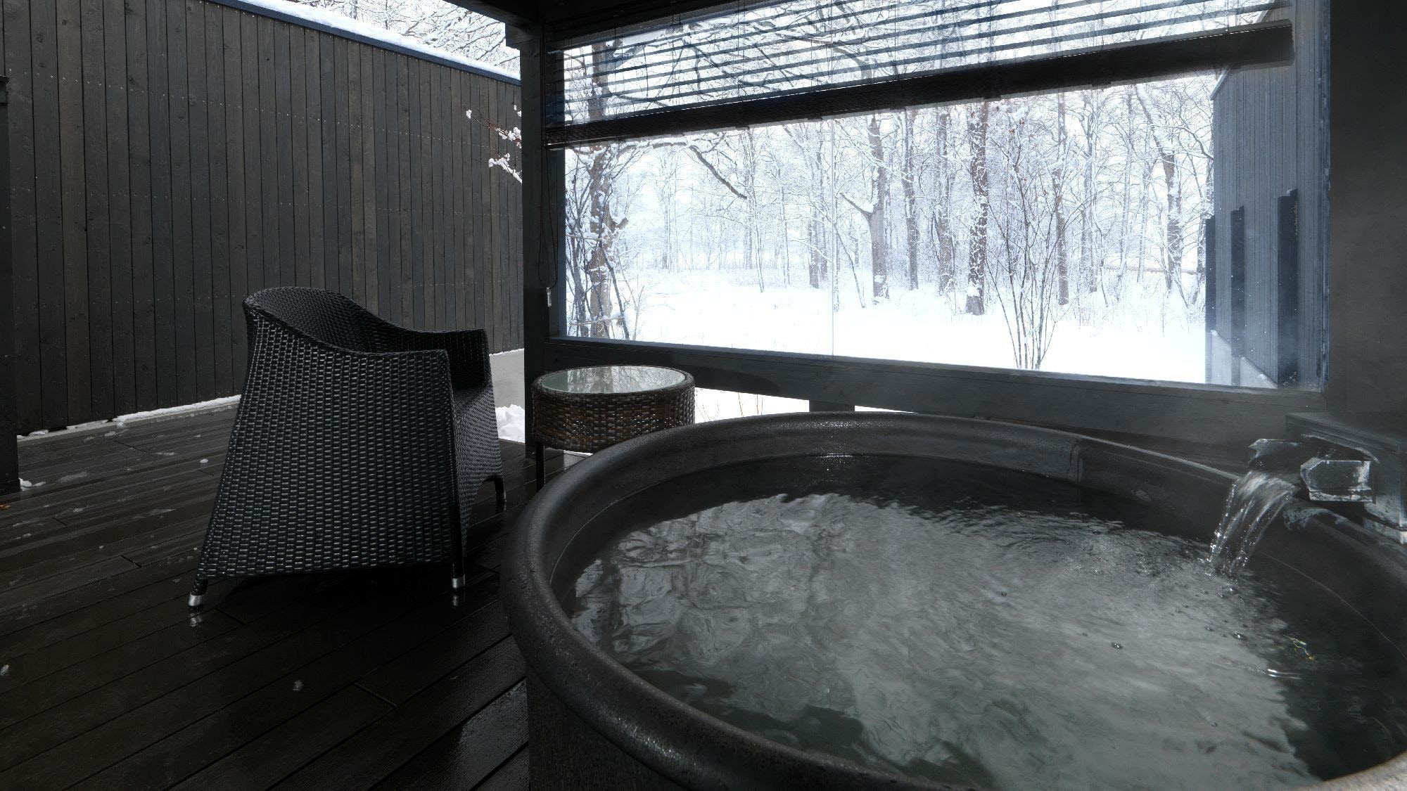 ◆ Twin room with open-air bath (winter) / Spacious twin room with hot spring open-air bath on the deck (example of guest room)