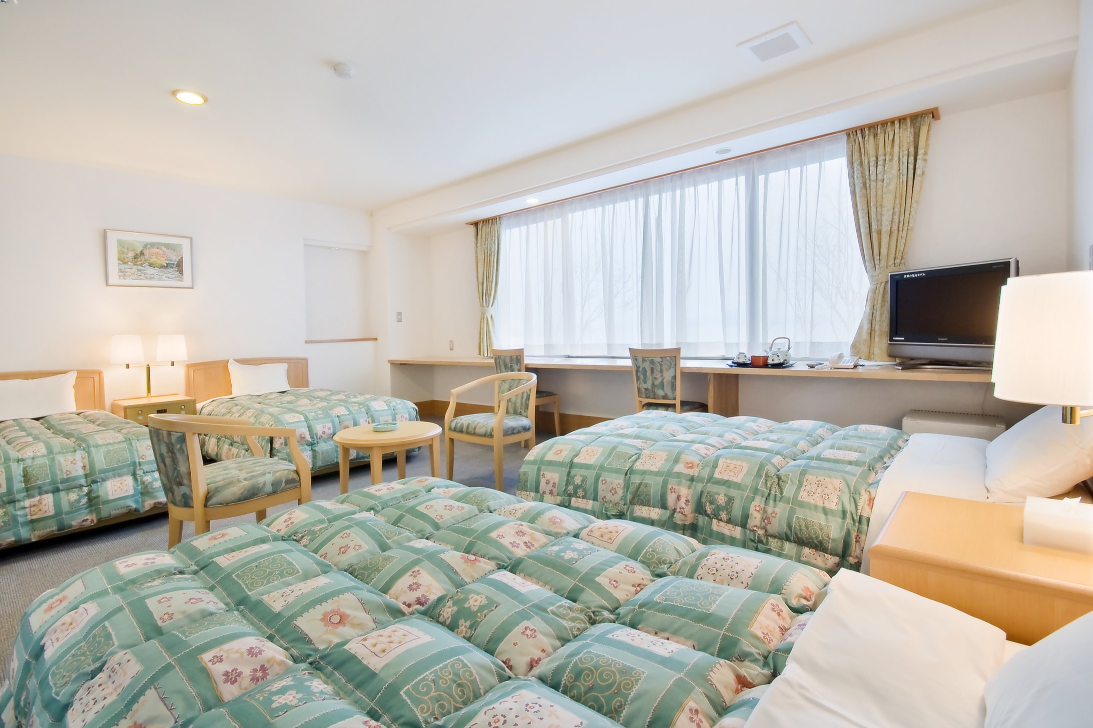 Western-style room for 3-4 people