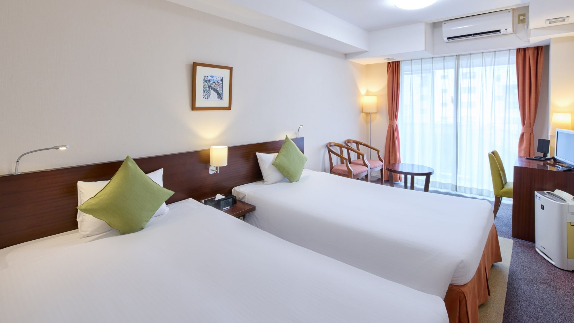 [Field Park Tower] Kamar Twin Standar Kamar bergaya Barat sederhana dengan balkon.