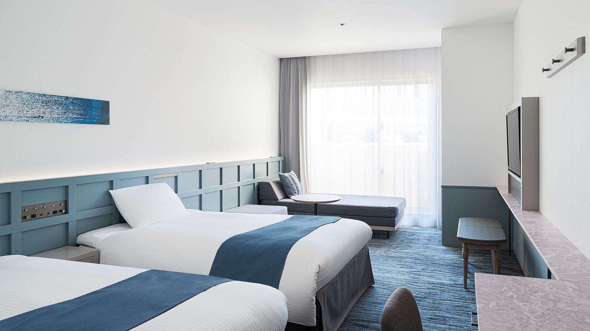 主楼高级房 30 平方米的房间，如果 3 名或更多成人入住，则配备沙发床