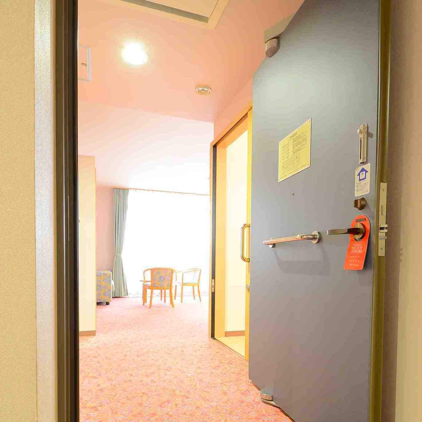 ...Deluxe Twin Room with spacious entrance...