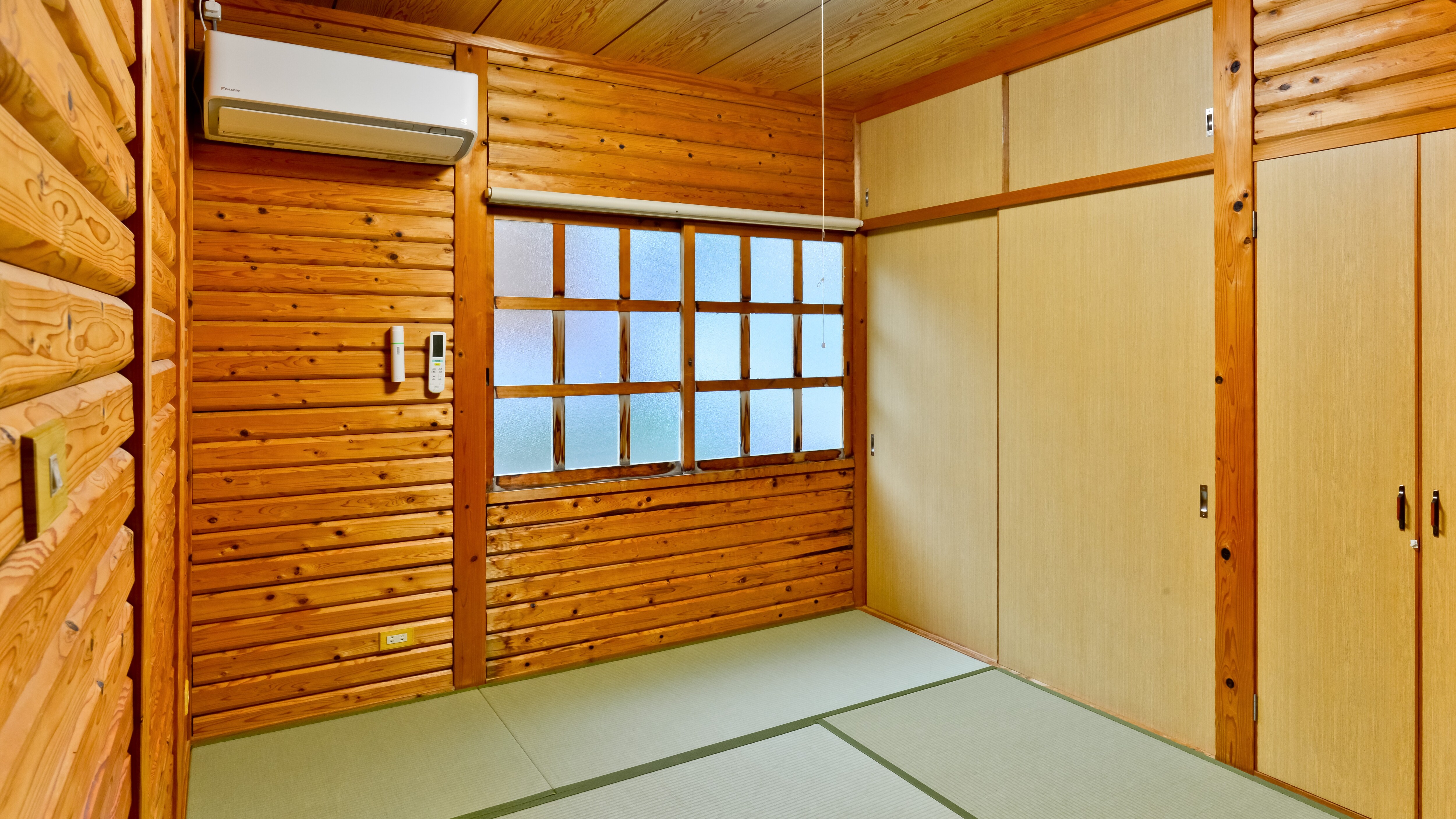 Log Japanese-style room