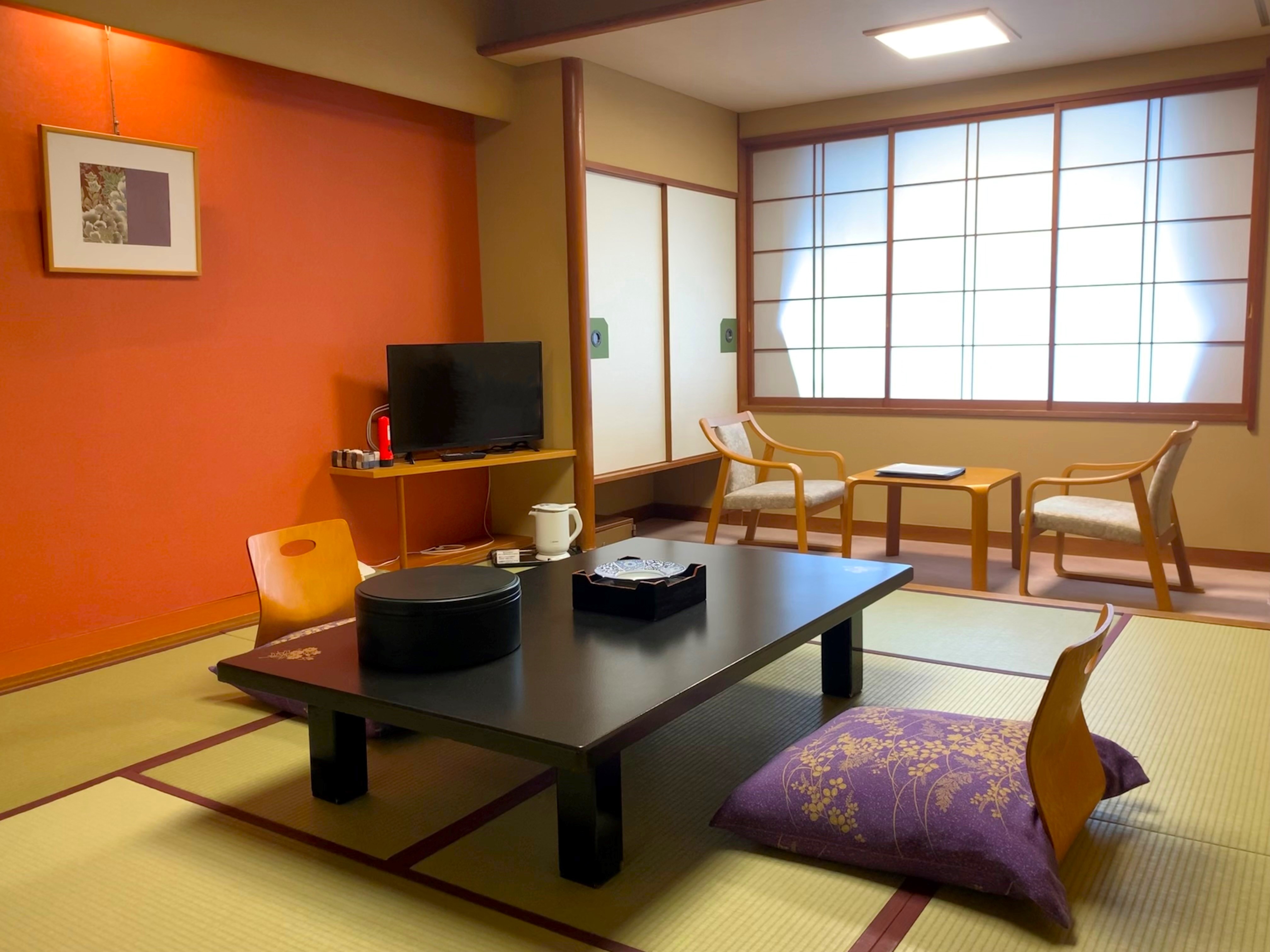 [East building Japanese-style room] A standard 10-tatami Japanese-style room (smoking room)