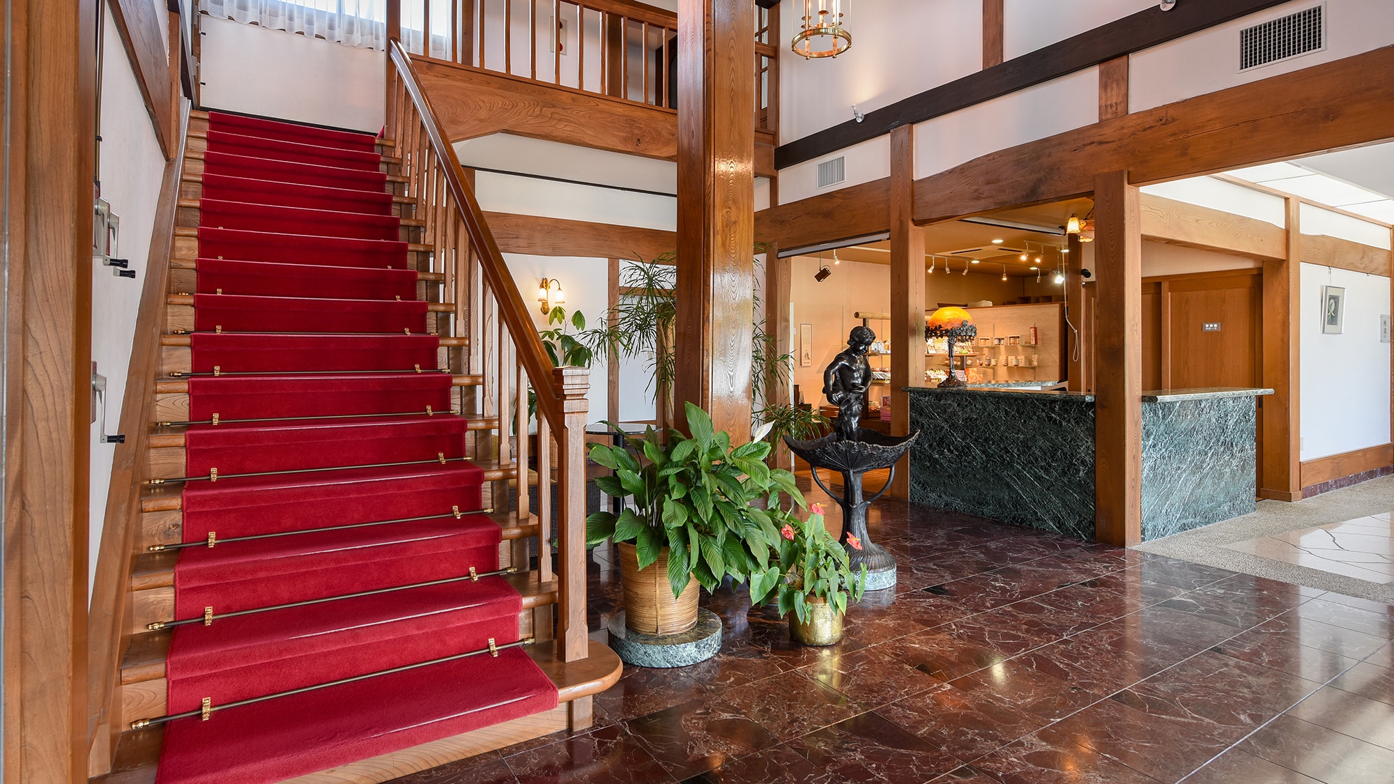 [Front desk/Lobby] The lobby is made of Zelkova wood. The red carpeted staircase leading to the second floor is impressive.