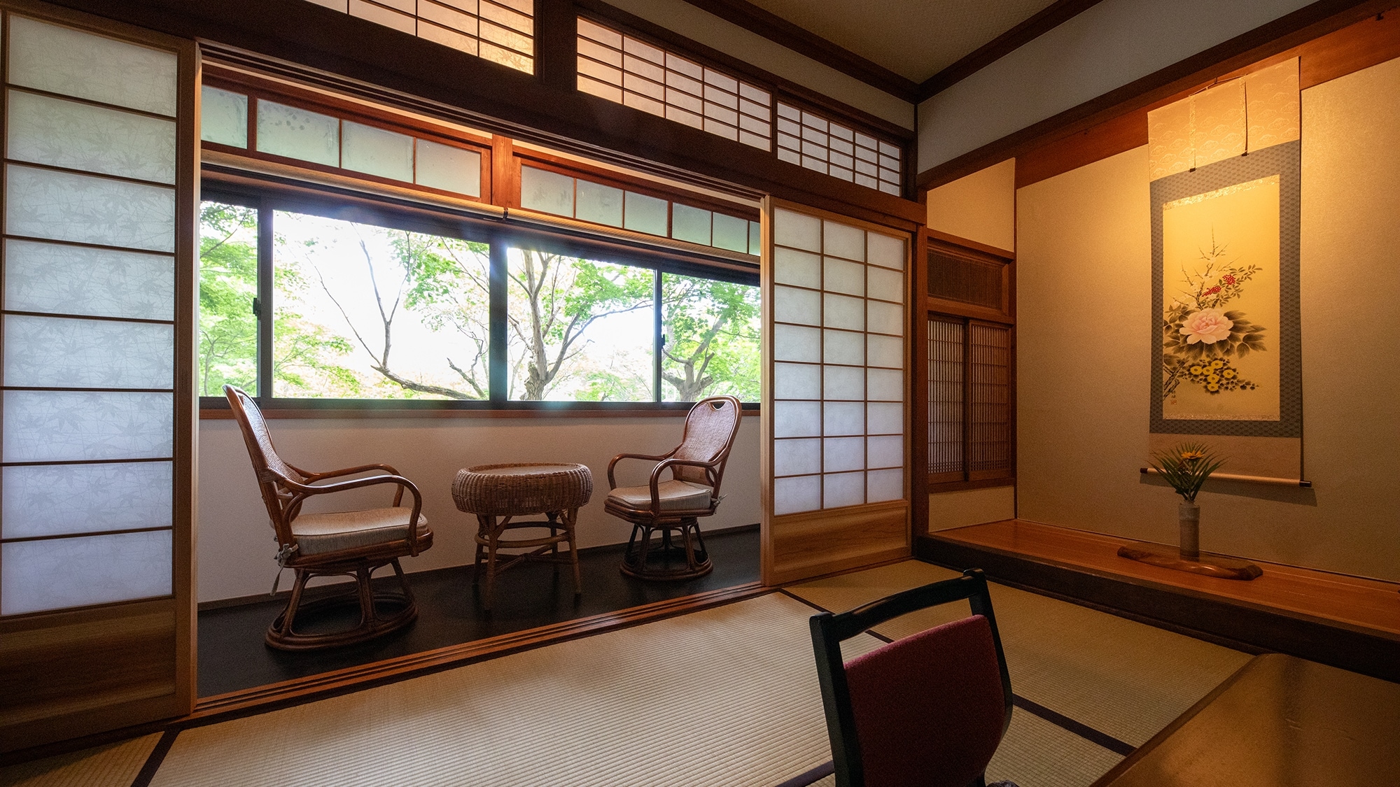 [Kaede] Main house guest room 2nd floor_8 tatami Japanese-style room, greenery spreading beyond the window