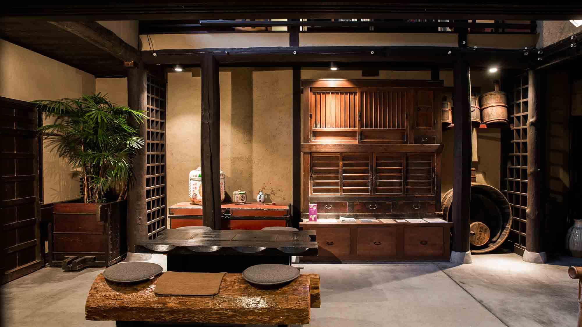 ・There is a table and benches in the dirt floor, so you can eat here.